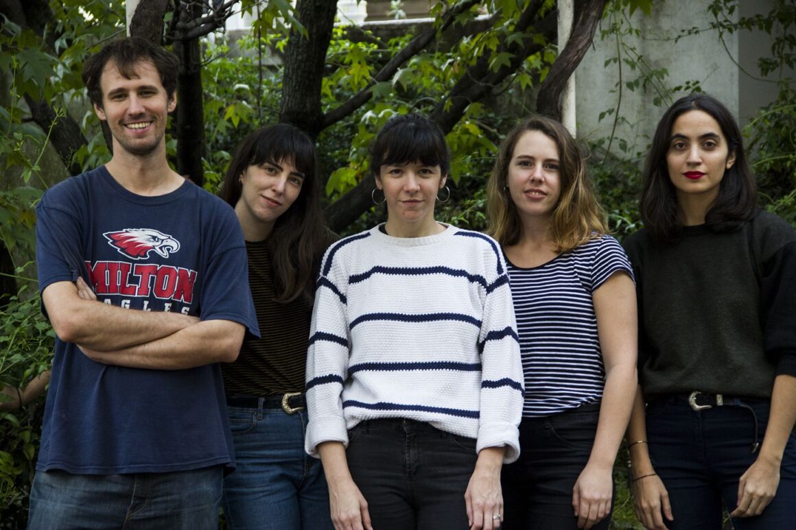Las Ligas Menores - Las Ligas Menores es una banda oriunda del barrio porteño de Caballito, que comenzó a andar a fines de 2011. En febrero de 2012 lanzaron su primer EP, llamado "El disco suplente". El material fue producido por Tom Quintans de Bestia Bebé, y publicado para libre descarga en Laptra Discos. Las Ligas Menores