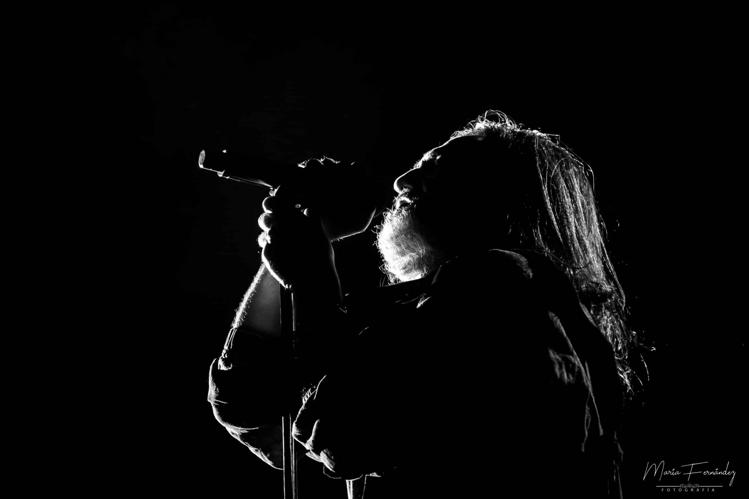 La noche de Babasónicos y El Kuelgue en el Anfiteatro rosarino - El compositor, cantante, multi-instrumentista y productor musical Juani Favre comenzó minutos después de la 20 su set que precedía al de El Kuelgue, grupo con un muy buen presente y un abanico interesante de ritmos y performances. 328984fb e767 4921 b346 ebf6e0fca1d5 scaled