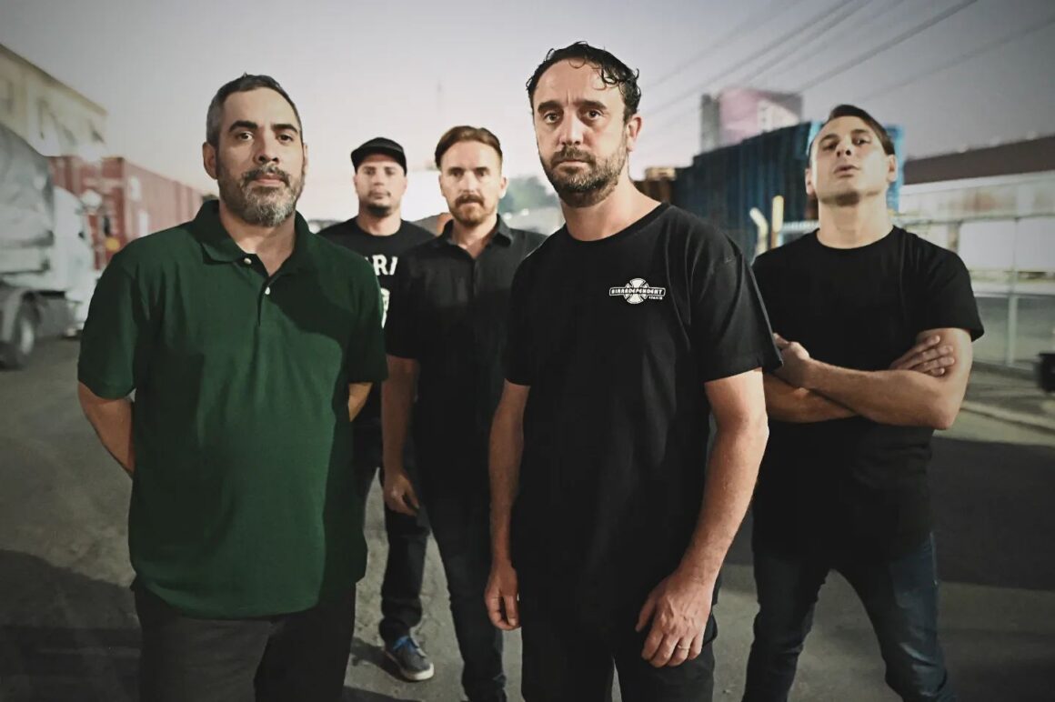 Eterna Inocencia - Al día de hoy las cosas no han cambiado demasiado. Sí las personas que formaron y forman parte de Eterna Inocencia. Sin embargo, sería necio no reconocer que gracias a todos los que se embarcaron en algún momento en esta aventura, es que la banda sigue tan viva como el primer día. Gracias a todos ellos fue fraguando un proyecto que visitó cientos de lugares, hasta los confines mismos de la Tierra, llevando un estilo de música y el HAZLO TU MISMO como estandarte a todos lados. Y en todos esos lados tuvimos la gracia de conocer gente que pensara y actuara como nosotros. Eterna Inocencia