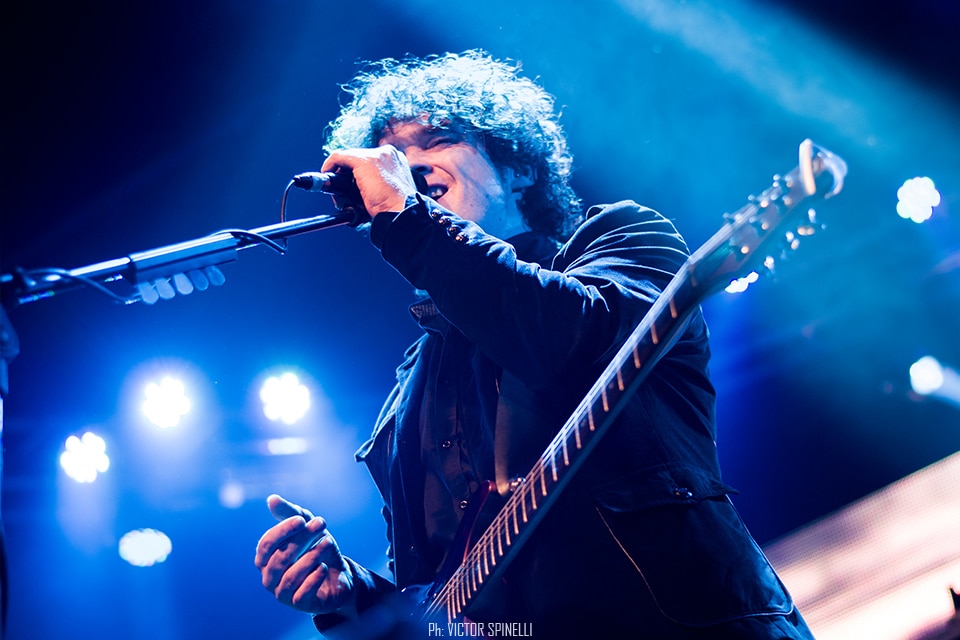 Anathema en Groove: es un sentimiento, no puedo parar - En los últimos años, Anathema ha trabado una relación intensa, especial con el público local. A tal punto que, en su último disco, el sexteto incluyó un clásico cántico popular, grabado en vivo y en directo en su show de 2015 en el Teatro Vorterix. En este contexto, y con la ansiedad de revivir aquel momento, la banda completada por Jamie Cavanagh (bajo), los hermanos John (percusión y batería) y Lee Douglas (voz), y el multi-instrumentista portugués Daniel Cardozo (batería, percusión teclados), visitó nuevamente nuestro país. 37533ba2 645a 4212 9e93 9e9fba05b4a9