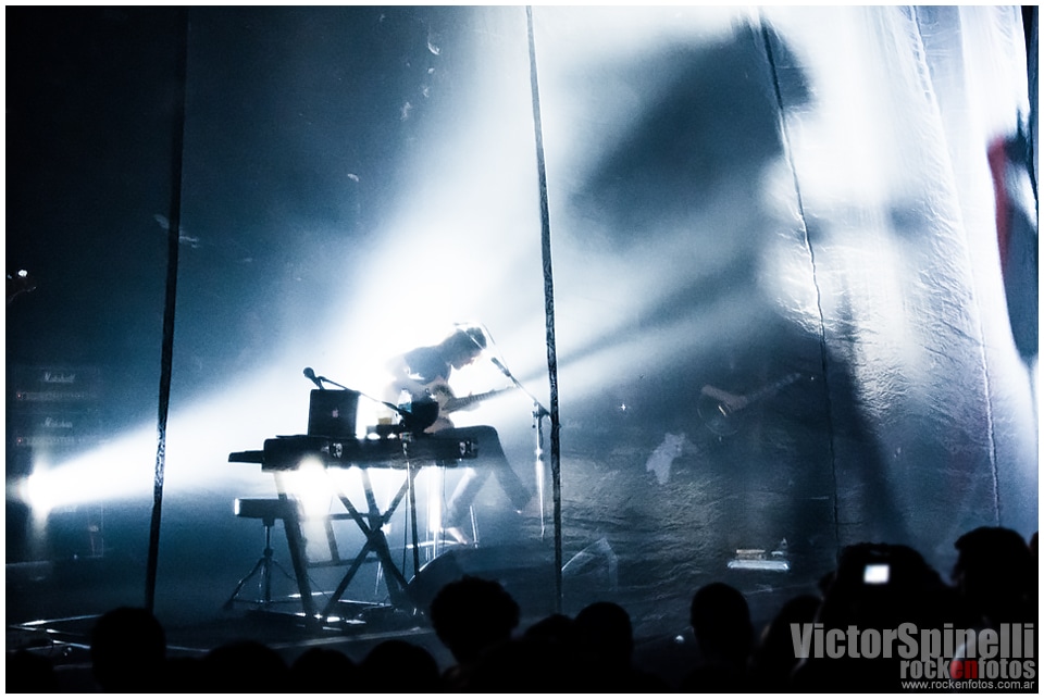 Steven Wilson volvió a deslumbrar en el Vorterix - Steven Wilson volvió a hacerlo. Una vez más mantuvo a una sala repleta en vilo durante casi 2 horas y media, con piezas atrapantes, historias envolventes, un sonido perfecto, hipnótico, una performance musical digna de los mejores. Nuevamente se llevó infinitos aplausos, interminables e incontrolables ovaciones, incontables elogios. De nuevo dejó en claro por qué las grandes figuras del rock progresivo - y sus seguidores - lo siguen eligiendo, una y otra vez. 39defc6e e680 459b 8ac2 17d4ffa85c4a