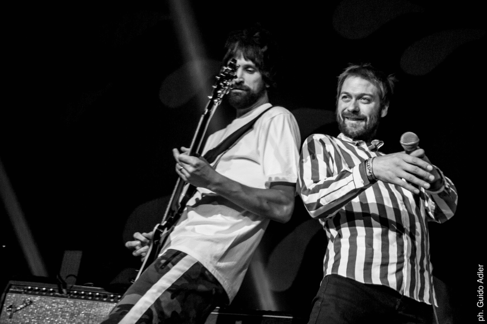 Kasabian en Obras: nada ni nadie los pudo parar - El error de Kasabian es no esperar a que el problema se solucione antes de seguir el show. En "You’re in love with a psycho" se nota la falta de la guitarra de Pizzorno, que se apega a cantar y deja su instrumento tirado a un costado. Mientras tanto, el plomo no da respiro y el cantante Tom Meighan se queja del sonido de los monitores. 3d0aae31 7ef0 4d96 92cc a8f15e5283d6