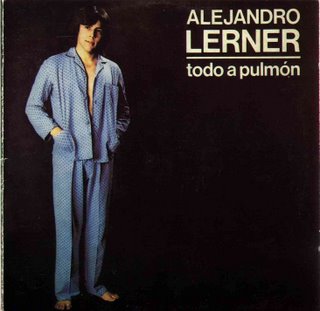 "Todo a pulmón", de Alejandro Lerner - Pocas veces un disco fue tan esperado como el segundo de Alejandro Lerner. Tras el furibundo éxito obtenido por el tecladista durante el '83, todas las expectativas estaban puestas en su nuevo trabajo discográfico, el primero junto a la banda que lo acompañó al éxito. Y todas esas expectativas se verán conformadas sólo en parte. "Todo a pulmón" es un disco desparejo donde se alternan momentos de gran riqueza musical y profundidad literaria con otros de escaso vuelo y cierto infantilismo. Temas como "La isla de la buena memoria", "Todo a pulmón" y "El charnacalito romántico (caretas)" son sobradas muestras del talento de Lerner como compositor. "Tengo que rajarme de mi hogar", "Canción de fama para no dormirse" y "Estoy esperando un cuento", en cambio, demuestran que un buen músico también puede tener sus momentos pueriles. Es destacable, eso sí, el trabajo de la banda en todos los temas, con Jorge Alfano y Oscar Moro dando una base segura y con Oscar Kreimer, Guillermo Palazzolo y el mismo Lerner realizando buenos solos. 3d34e3f3 bc3e 40af 9f67 a451a69e5e8d