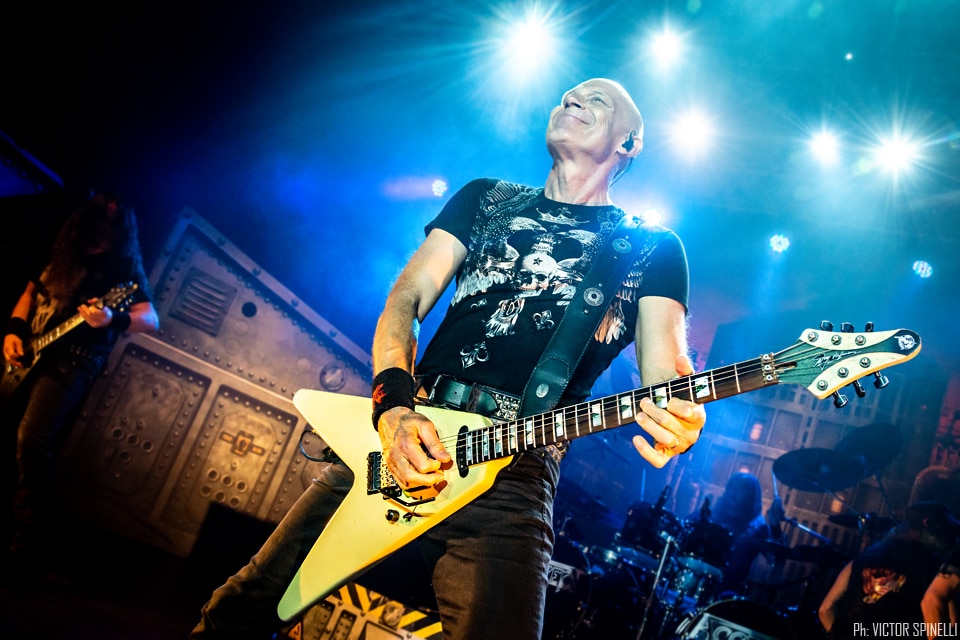 Accept en Flores: siempre con un as bajo la manga - Cuando falta sólo media hora para el concierto de Accept, uno de los cuatro paneles que están sobre el escenario se cae. Las placas están armadas con varillas de metal y una gran tela. Aún así, el estruendo ante el "derrumbe" es significativo y más de uno se da vuelta a ver qué ocurre. Parece que uno de los tornillos que había en la escenografía -basada en la tapa de "The rise of chaos" (2017)- estaba flojo. 3d39fc6b a8ad 4063 a353 787bedd05fa5