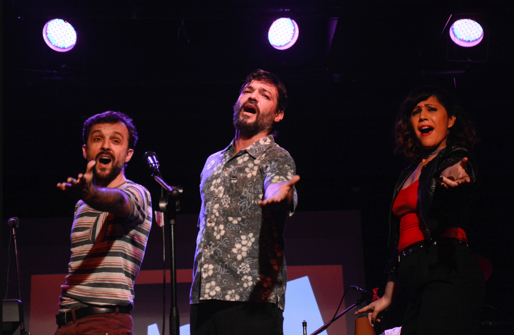 Varias Bandas a la Vez: el grupo que toca canciones desconocidas de bandas desconocidas - Varias Bandas a la Vez recrea "temas desconocidos de bandas desconocidas (de tan desconocidas, inexistentes)". Por eso en su propuesta conviven estilos tan distintos como el rock y el bolero, el R&B o el folk latino, e incluso composiciones corales. Con una impronta teatral y una buena dosis de humor, en cada show se revelan las mejores bandas desconocidas de todos los tiempos: SuperAdheridos, Monjes Tuiteranos, Onda Mala, Los Yéntelmans, Fabiana y los Alemanes, Nostradamus, Terapia Grupal, Estado de Sitio, Silvia y el Trío Amor, Ova Completa y La Bomba Pentatómica, entre otras. 3f529bee 75f4 48c8 879c dc41544c4a57