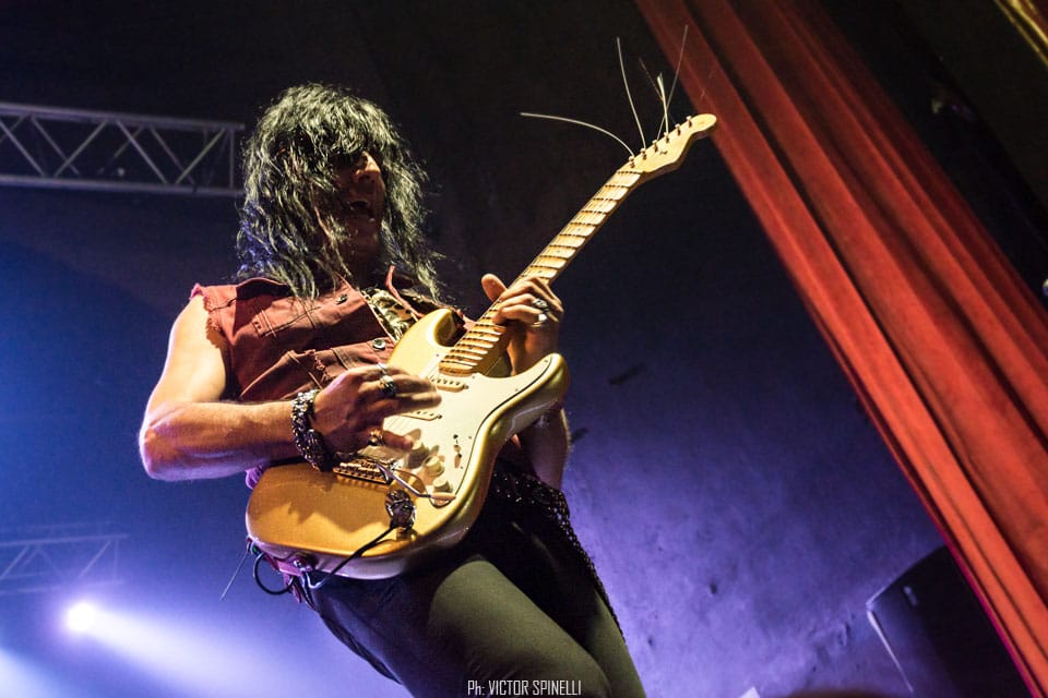 Walter Giardino’s Temple: culto y clásicos en el Vorterix - El guitarrista sacó a la cancha su proyecto solista, acompañado esta vez por el vocalista de Rainbow. Cuando, hace veinte años, Walter Giardino decidió aprovechar el break de Rata Blanca, su banda insignia, para crear Temple y dar rienda suelta a su impronta creativa más genuina – estilo que se plasmaría con claridad en el nuevo rumbo que tomaría Rata a su retorno -, es probable que no esperara ocasionar el revuelo que generó. Temple se transformó, casi instantáneamente, en una banda de culto: sin ir más lejos, muchos de sus seguidores consideran el único trabajo de estudio de la formación, aun hoy, como el mejor de la prolífica carrera del guitarrista.
Desde que, hace algunos años, Temple volvió a los escenarios, sus conciertos son un ritual ineludible. Mientras que, en ocasiones anteriores, el show se dividía en dos (una parte con Temple propiamente dicha, haciendo sus canciones, y otra junto a Joe Lynn Turner, haciendo clásicos metaleros de todos los tiempos), en esta oportunidad, con la presencia del actual y versátil vocalista de Rainbow, el chileno Ronnie Romero, y apoyado en la siempre sólida base Scarcella/Retamozo/Motyczak, el guitarrista encontró la formación ideal para ir de un lado al otro sin sobresaltos. Aquel viernes ventoso, que selló el inicio de la primera gira mundial de la formación (unos días antes se habían presentado en el festival ‘Santiago Gets Louder’, en Chile, aunque tocando unos pocos temas), fue, entonces, un show de culto y, a la vez, una verdadera fiesta de clásicos. La velada, que arrancó cerca de las 21:30 con "Corte porteño" y "Sobre la raya", recorrió el primer y único disco de la banda casi de punta a punta: sonaron, además, "Héroe de la eternidad", "Cacería", "Azul y negro" (con la participación especial de Javier Barrozo), el excelso instrumental "La danza del fuego" y "Alquimia".
La formidable colaboración entre Giardino y Romero tendría, sin embargo, sus puntos más altos, quizás por comodidad del cantante, en los clásicos. Esta vez intercalados entre las composiciones originales, la lista consumiría más de la mitad del show: "Man on the Silver Mountain", "Street of Dreams", "Catch the Rainbow" y "Lost in Hollywood", de Rainbow; "Crying in the rain"; de Whistenake; "Neon Knights", de Black Sabbath; "Mistreated", "Speed King" y, para cerrar a toda máquina, "Burn"; de Deep Purple. 4004bae7 9ce4 4e2a 86c5 25fca1913467