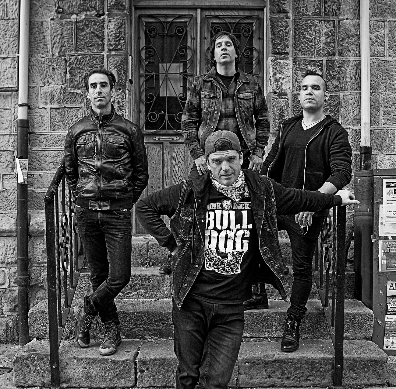 Bulldog: "Evitamos sobrecargar las canciones de arreglos, son diez bombas" - En realidad, primero lo que hicimos fue subir un adelanto en las plataformas digitales –la canción "Sangre y fuego"– y eso nos dio un indicio del interés de la gente. Aparentemente, a los nuevos y viejos amantes de la banda les gustó. Después, lo que vamos a hacer el día anterior al show es una firma de autógrafos, notas y entrega del CD para poder estar en contacto con la gente. Ese contacto creo que hace que la comunión que tiene Bulldog con su gente siga igual desde hace tantos años.En el show vamos a ir mechando los temas nuevos con los temas clásicos como para que el público vaya disfrutando lo conocido y, a la vez, pueda prestar atención a lo nuevo. Apuntamos también a lo que genera el tema en el vivo para el que no lo escuchó y que por ahí dice "¡Uy! mirá que buena esta nueva canción". Hacemos todo al revés como hacemos siempre (risas). 440f8aa2 fd2f 4b04 a417 0fccb8302048