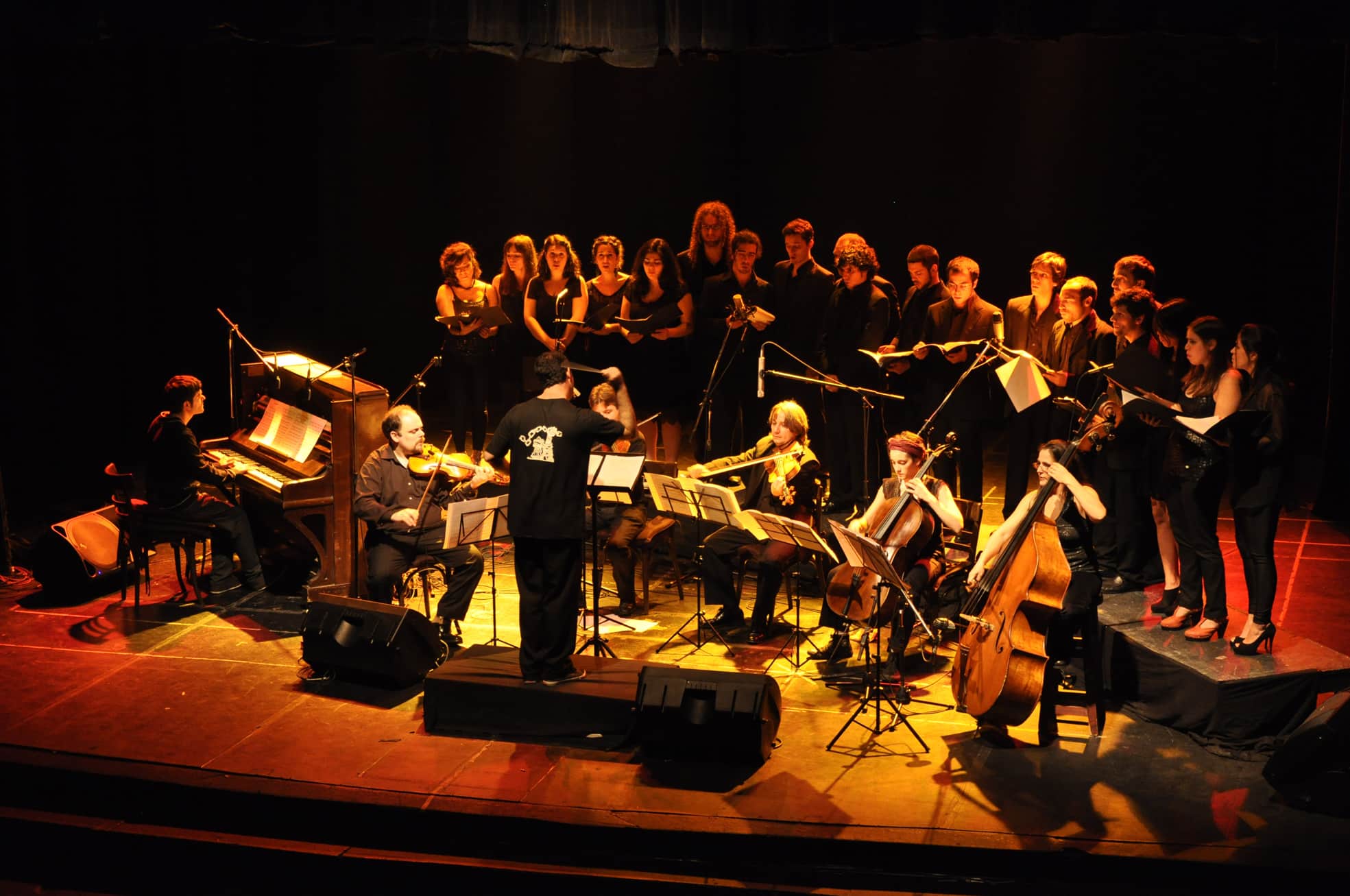 Un Concierto Redondo: "Los prejuicios se caen cuando la música te llega" - Mario no sólo analizó a Los Redondos desde un punto de vista académico, sino que pudo experimentarlos varias veces en vivo. "Cuando arranqué a verlos ya tocaban en estadios, pero aproveché mucho esa época. Si hacían dos fechas, iba a ambas. Para la primera comprábamos la platea con mi familia, y a la otra iba con mis amigos al campo. Fue una etapa muy linda, sobre todo porque yo venía del Genesis de Peter Gabriel y de algunas cosas de los Beatles". 4566218e 00b6 47d4 971c de2ee0a7675f
