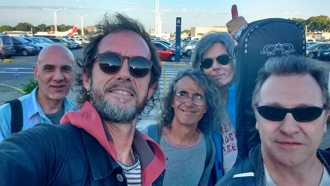 Cosméticos: "Con esta reunión, todo es posible" - -Totalmente. Arranqué temeroso, diciendo de ir de a poco. Pero a medida que fui desandando el presente, el futuro tomó diferentes colores. Cosméticos me divierte, me llena de energía y podría pasar cualquier cosa. Y lo digo en serio. Como armar una gira nacional, pegar fechas en el exterior y hacer un disco nuevo; o que simplemente no surja nada más. Por otro lado, con Vetamadre planificamos un álbum para 2018, y yo no quiero dejar mi faceta solista. Todo es posible, pero no sólo para Cosméticos, sino para la vida. Cualquier cosa puede suceder. 475bdb5f b41d 4449 b047 5f9ec9e8e91e