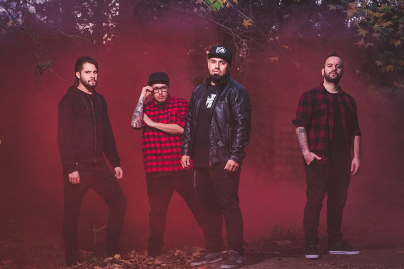DUM: "Late fuerte el corazón cuando la gente corea tus canciones" - La banda local de Nu Metal DUM, formada en 2014, vuelve a los escenarios porteños para seguir presentando temas de "Ser", su disco debut. Con apenas 3 años de vida, el cuarteto formado por Juan Balvín (voz), Diego Bono (bajo), Lucas Silvestri (batería) y Fede Ghidella (guitarra), entró para pisar fuerte en el under metalero local: la presentación oficial de "Ser", en 2016, fue a sala llena. "Sentíamos que iba estar bueno. Lo que no esperábamos era que se agoten en internet y los puntos de venta. Cuando se abrió el telón ese día, teníamos una gran masa de gente, como loca, esperando por nosotros, esa sensación no te la olvidas más", recuerda el vocalista. "Todo ese fuego que nos transmitió la gente, nos motivó a repetir la hazaña, pero apostando mucho más todavía". A un año de aquel evento, DUM no pierde impulso, y vuelve al escenario que los vio brillar. Son una banda relativamente nueva. ¿Cómo es crear y sostener un grupo de metal en estos tiempos? Juan Balvín: Perseverancia y constancia son fundamentales. Entendimos que todo artista consagrado tiene detrás una extensa carrera, con puntos altos y bajos, pero perdura porque sigue laburando. Manejar la ansiedad es clave, uno quiere que todo suceda ya, pero no sé si hace un año estábamos listos para vivir lo que estamos viviendo ahora. Lo fundamental es dejar fluir y, sobre todo, que hable la música por sí sola. ¿Cómo ven la escena under local? JB: La gente está necesitando salir a ver recitales, escuchar bandas. Nuestro aporte a la cultura como movimiento/escena es muy valioso, y no sé si todo el mundo es consciente de lo importante que es hacerlo con excelencia, sobre todo para que tengan ganas de volver y continúe el boca-a-boca. Vemos muchas bandas como nosotros, que hacen un gran esfuerzo, más allá del económico, para brindar un material profesional, y me alegra decir que las personas valoran mucho eso y vienen apoyar. Vemos gente que se viene de muy lejos a escucharnos, y no sabés cómo retribuir tanto esfuerzo. Pero, para ellos, que des un buen show es la manera genuina de retribución. En Argentina, el metal tiene mucha presencia en el under ¿por qué cuesta tanto el salto a los grandes escenarios? JB: La música es un negocio y, hoy, vende más el reggaetón que otra cosa; lo ves en las publicidades, lo escuchás en los negocios, en las radios, etc. Hay todo un aparato funcionando para que predomine ese movimiento, pero no me molesta, entiendo que vivimos en este sistema. Sí me molesta que no te dejen elegir, que no haya diversidad, monopolizan el éter con un género que termina ganando por repetición y, después, todos dicen "che, pero es popular". Y sí, porque no podemos elegir, te lo enchufan por todos lados. Dicho esto, también tenemos la responsabilidad enorme de seguir insistiendo con un grito que trascienda, desde nuestro lugar como músicos, y por eso mismo me sale del alma decir: ¡que sigan naciendo bandas! Ojalá inundemos los medios de discos, videos, material que haga que vuelvan a mirar para este costado, y sepan que hay un género que está vivo y respira más fuerte que nunca. Tengo la esperanza de que, en algún momento, la cosa va empezar a cambiar. Pero no es una espera pasiva, sino activa, preparándonos para los. ¿Cómo ven la movida a futuro? JB: Hay un recambio generacional muy fuerte. Bandas de años, referentes, que expresan que su tiempo pasó, algunos que siguen tocando por amor al arte y además que viven de esto, y que suma mucho porque son los que mencionan en las radios y tv mainstream; bandas "nuevas", de 10/15 años, que tienen mucha llegada y ya se instalan como los nuevos referentes; bandas jóvenes, como nosotros, que venimos a seguir renovando las bateas. Mientras este movimiento continúe, nunca va dejar de allanarse el camino para los que vienen. Está bueno, además de crecer individualmente, pensar en los que van a venir, y en lo que se puede generar, culturalmente, a largo plazo, si seguimos trabajando duro. Tienen un EP y un LP, "Ser". ¿De qué tratan sus canciones? JB: "Ser" es la búsqueda de la identidad. El arte mismo del disco propone, con las manchas al estilo test de Roschach, generar una interpretación única para el que agarra el disco por primera vez. Tanto el arte como la música intentan provocar, con historias en primera persona, empatía. La tinta en el agua es una metáfora visual de lo que puede generar animarse a dejar fluir la esencia de uno. En su primer EP contaron con la colaboración de Andrés Giménez. ¿Cómo fue la experiencia? JB: Se dio la oportunidad y la aprovechamos. En 2015, Fede lo tuvo como guitar doctor y grabamos las voces de esos 5 temas en su casa. Fue una experiencia enriquecedora, sobre todo porque no fue en papel de productor, sino de un colega con más años de laburo, que te da consejos concretos y directos, desde un lugar muy humilde. Le estamos más que agradecidos. El resultado fue que encontramos una esencia y un sonido propio, sumando luego 6 temas más, grabados en 2016, a esos 5 del 2015. Así fuimos llegando a nuestro sonido, y así suena DUM hoy. Es lo hermoso de esto, no existen fórmulas, cada recorrido es único y valioso, según como lo capitalice cada uno. Entre el EP y "Ser", ¿cambió algo en la forma de hacer las cosas? JB: El proceso de composición, propiamente dicho, nunca existió. Cada canción surgió de forma distinta y, a la vez, la intervención de los 4 en los arreglos, hizo que podamos imprimirles personalidad. Los resultados están a la vista, y late fuerte el corazón cuando escuchas a la gente corear las canciones y pedir más. El resultado mayor es cuando te bajas del escenario, viene un pibe, y te dice que está pasando por un momento muy difícil y que tu disco es la fuerza que necesitaba para seguir. Por eso es que vale la pena luchar. El 23 de este mes vuelven al Roxy. ¿Qué puede esperar la gente que no los conoce de sus vivos? JB: Mucha energía, miradas atentas, sonrisas. Lo más emocionante es cuando cantan las canciones, hay un ida y vuelta genuino, de alguna forma logramos transmitir lo que vivimos en cada canción y, en mi caso, al estar tan expuesto, tengo que estar atento a todo, mirar a los ojos a quien este prestándome esa atención. Es una adrenalina intensa, que a cada segundo se va transformando, es un viaje intenso y, cuando bajamos, es como si hubiésemos estado en una montaña rusa. DUM se presenta el sábado 23 de septiembre en The Roxy - La Viola Bar (Niceto Vega 5542, CABA) 47f37d38 559f 4011 b09d b31e4a3e1c9d