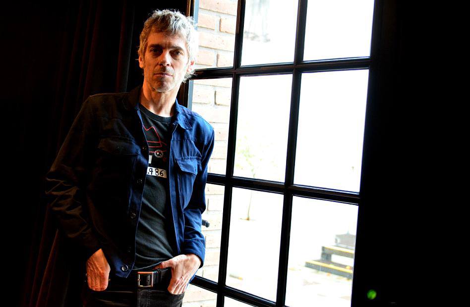 Ariel Rot: "Me resulta muy fría la música actual" - El tiempo ha pasado y esta vez Ariel Rot llega a la Argentina promocionando su décimo tercer disco solista, con más de 30 años de carrera. "La Huesuda" se llama este nuevo material y será presentado oficialmente este 25 de abril en La Trastienda. "Es un disco de canciones, muy basado en la canción, en la composición, en la melodía y el texto. Quizás sea mi disco más íntimo, menos lo que se entiende formalmente por rock. Mi lenguaje es el rock pero estoy buscando otro tipo de historias". 4919e818 77d2 40c5 926d 45019138ee4b