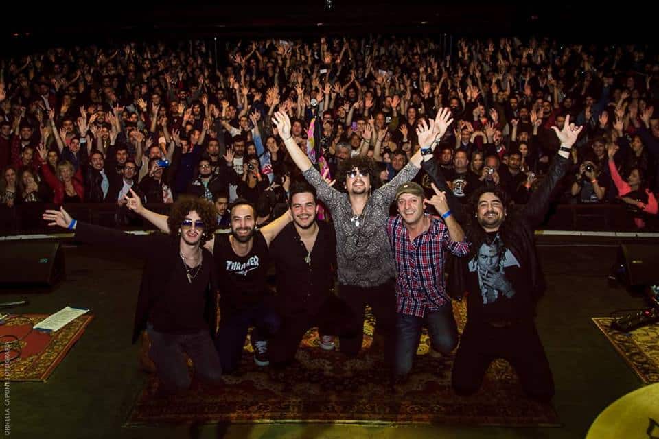 Manjar celebró sus 6 años en Vorterix - El primer invitado de la noche fue el ex guitarrista de Manjar, que desde hace dos años no toca con ellos, interpretaron una gran versión de "Buscandote" de su primer disco "Naciendo otra vez". Los segundos invitados fueron los muchachos de Rocas Viejas, quienes subieron a tocar luego de que se hiciera mención de una anécdota que comparten "Hace algunos años atrás fui para Avellaneda y conocí a unos muchachos que tocan rock and roll, se habían quedado sin guitarrista y toque con ellos de gira en la costa. Gracias a ellos aprendí lo que es la autogestión". 4982cae1 651f 486c 9c59 6227192efac1