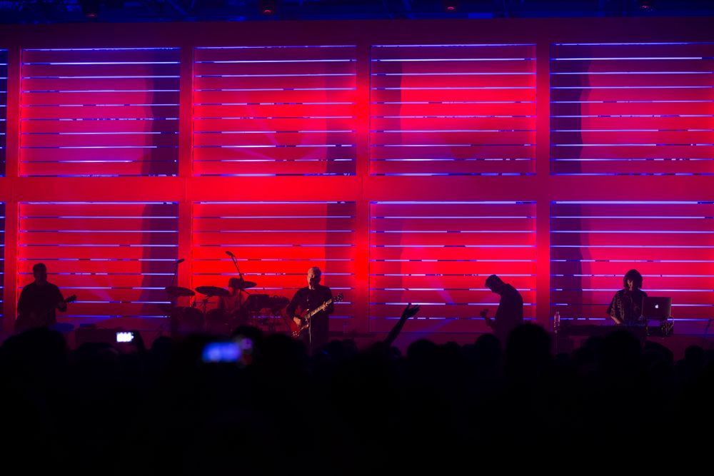 New Order: "Haber trabajado con una orquesta de sintetizadores expandió nuestro sonido" - "Bernard (Sumner) tuvo una inflamación en la garganta hace unos días, cuando tocamos en México. De todas maneras fue un gran recital, y gracias a Dios se recuperó. Pensábamos que iba a empeorarse, ¡y de hecho ahora se lo contagió a Stephen (Morris)! Creo que nos está enfermando a todos", se ríe el guitarrista de New Order del otro lado del teléfono. Pero sus compañeros, el vocalista y baterista respectivamente, no deben estar tan contentos con la situación. 4b1449a1 7e6a 4718 94cb e416a631a369