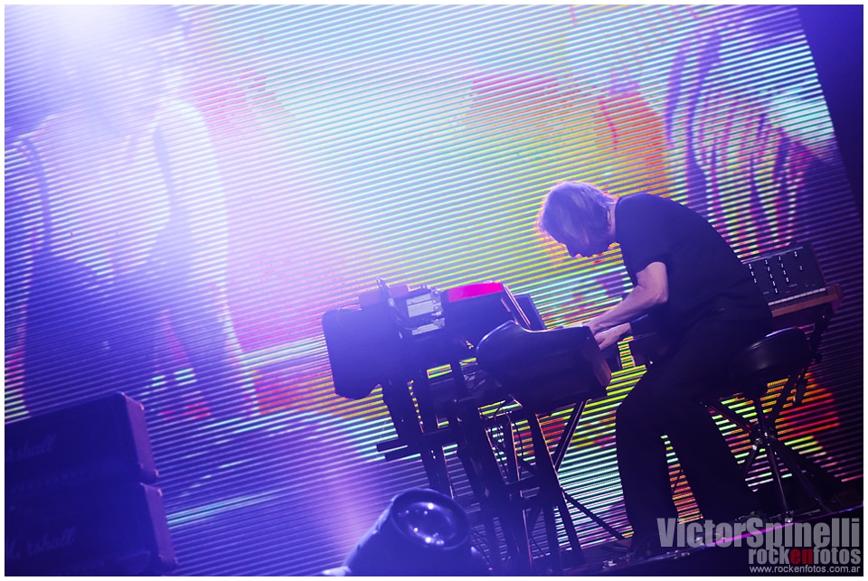 Steven Wilson volvió a deslumbrar en el Vorterix - Steven Wilson volvió a hacerlo. Una vez más mantuvo a una sala repleta en vilo durante casi 2 horas y media, con piezas atrapantes, historias envolventes, un sonido perfecto, hipnótico, una performance musical digna de los mejores. Nuevamente se llevó infinitos aplausos, interminables e incontrolables ovaciones, incontables elogios. De nuevo dejó en claro por qué las grandes figuras del rock progresivo - y sus seguidores - lo siguen eligiendo, una y otra vez. 4c5f2e09 331f 4b47 949a ada664785888
