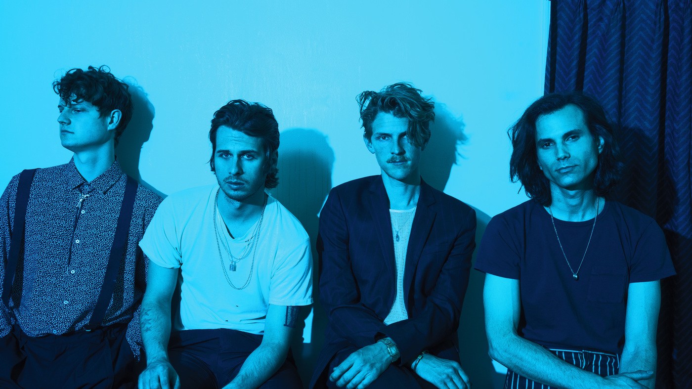 Foster The People: "El arte debe reflejar las preocupaciones de la gente" - Mark Pontius habla sobre "Sacred Hearts Club", el disco que presentarán mañana en Obras y que los devolvió a su faceta política. También explica cómo fue trabajar con el Cirque Du Soleil, y dice que aún hay sectores sensibles con la letra de "Pumped up kicks". "No soy muy bueno siendo amigo de mis exnovias", cuenta entre risas el baterista de Foster The People del otro lado del teléfono. "Pero mi hermana, que ahora está casada, tiene una gran relación con todas sus exparejas, y realmente hay una intención sana detrás. Al fin y al cabo somos humanos, así que aunque a mí no me salga, creo que es posible". Mark Pontius habla desde los Estados Unidos, justo antes de llegar por tercera vez a la Argentina. La charla, además de su presentación del viernes, gira en torno a "Sacred Hearts Club" (2017), el tercer disco del grupo. Y el baterista responde sobre las relaciones post-rupturas porque la letra de "Sit next to me", el último single, las tiene como centro. "En la canción tratamos de mostrar que puede haber un sentimiento positivo muy poderoso", afirma. -"Loyal like Sid and Nancy", en cambio, toca temas sensibles como el "Black live matters" y los refugiados estadounidenses. ¿Cómo es escribir esas canciones en una era tan dividida? -Creo que ningún músico debería tener miedo de tomar partido y analizar los problemas del mundo, con su propia forma de ver las cosas y a través de las letras. El arte es muy universal y me parece una gran manera de dialogar. También empodera a la sociedad, y Mark -Foster, cantante- no tiene concesiones para liderar ese papel. A veces no son composiciones tan premeditadas, simplemente surgen porque te enterás de lo que pasa en el mundo. Lo ideal es reflejar las preocupaciones de la gente, para mí es una de las funciones principales del arte. -¿Y cuál fue tu reacción cuando las radios censuraron "Pumped up kicks" después de la masacre de la escuela Sandy Hook? -Para serte honesto, en un primer momento dijimos: "Wow, lo están tomando muy a pecho". Pero al instante lo entendimos, e incluso ahora que pasaron varios años todavía está esa "cosa" en el aire. Antes le contaba a un amigo que en algunos shows no la tocamos, para ser respetuoso con las ciudades que sufrieron por eso. Y al sacarla de la lista, de una forma rara, la canción todavía mantiene su poder. No habla a favor ni en contra de nada, solamente se refiere a una problemática. Está bien si parte de la sociedad siente la necesidad de rebelarse o sacarla de la radio, porque al hacerlo le dan más visibilidad al asunto de fondo. La gente termina poniéndolo en foco, y eso es genial. Al censurarla, marcan que es algo muy importante. -Claro. -Igual nosotros sólo hicimos un comentario, la violencia es incómoda de abordar y nadie quiere meterse en controversias a propósito. Pero hoy no nos sentimos atacados ni ofendidos porque la hayan prohibido. -¿En alguna ciudad recibieron pedidos de no tocarla? -No, fue por nuestra intuición. No es que a veces la evitamos porque nos lo hayan dicho, sino porque no nos parecía correcto. En Las Vegas habían tenido un tiroteo hace poco, así que no la hicimos. Tenés que ser sensible con tu alrededor. Antes de subir, a veces Mark nos dice "hoy no toquemos ‘Pumped up kicks’", porque lo ve inadecuado. Pero generalmente no es una respuesta al pedido de nadie. DEL PUNK AL HIP HOP
Uno de los álbumes que Foster The People estaba escuchando durante la creación de "Supermodel" (2014) era "Sandinista!", de The Clash (1980). La influencia se nota precisamente en temas como "Are you what you want to be?", pero el rap también fue crucial: hasta se dieron el lujo de samplear a A$AP Rocky en "A begineers guide to destroying the moon". "Esta vez, Mark e Isom (Innis, tecladista) compusieron más que el resto -explica el baterista mientras la llamada recorre el mundo-, pero algo de lo que sonaba era el material psicodélico de los '60s y el hip hop de J. Dilla. Como banda, disfrutamos de procesar lo que oímos en determinada etapa y crear material nuevo e interesante a partir de eso". -"Sacred…" fue el primer álbum desde que Isom y Sean (Cimino, guitarrista) son miembros oficiales de Foster The People. ¿Hubo alguna diferencia a la hora de trabajar? -Realmente no, para nada. Fue más que nada una cuestión legal. Ellos siempre estuvieron involucrados de una manera gigante, fueron una parte muy importante de la banda desde que se sumaron. -En el disco hubo varios músicos tocando la batería y la percusión, incluso más que en los anteriores. ¿Cómo fue para vos relegar ese rol, siendo el verdadero baterista del grupo? -¡Buena pregunta! Me gusta, nunca nadie me lo había consultado (risas). Para mí está totalmente perfecto, Isom es un gran batero y productor. Creo que un productor que también sabe de eso aporta mucha más sensibilidad que los otros de su rubro, porque le mete un feeling y un groove al disco que se reflejan en el resultado. Isom, cuando produce, le pone ese condimento. Lo amo, porque cuando yo aporto algo, él lo entiende y se mueve en esa dirección. Lo que pasó fue que si yo no estaba en el estudio mientras grababan unas tomas o algo, las hacía él porque es muy capaz. Realmente cumplió muy bien la función. Para mí tenemos que fijarnos en lo que suena mejor como un "todo". Al menos desde mi lado, nos pienso como una banda integral y trato de que no haya egos. Es complicado, pero si un tema te pide a tal persona, hay que seguir el instinto sin importar a quién involucre. -Esta vez también trabajaron con un montón de productores, algo más común en el pop. ¿Es complicado organizar los roles y que nadie se termine pisando? -(Piensa). Hoy tratamos de hacer las cosas de la manera menos compleja posible. Hay muchos amigos nuestros que producen bien, y de hecho Isom y Mark se encargaron del gran porcentaje de eso. Claro que se metieron otras personas, pero fue muy orgánico. La relación fluyó saludablemente desde el principio, y obvio que cuando tenés a muchos trabajando en lo mismo, todos tienen que ceder un poco, ¿no? Es algo fácil de hacer cuando los conocés desde antes de entrar al estudio. En ese sentido lo veo como un trabajo colectivo, está bueno dejar la puerta abierta para que todos opinen. -En definitiva es lo que charlábamos antes: por momentos, en las bandas hay que olvidarse de las individualidades. -Sí, es exactamente eso. Cuando entrás al estudio, tenés que tratar de que el ego quede lo más afuera posible. -El disco fue masterizado tres veces porque no estaban convencidos con el resultado final. ¿Qué era lo que no les cerraba? -Es una respuesta larga, pero lo primero que hicimos fue cambiar el orden de los temas, y eso surgió cuando ya recibimos el mastering. Hubo que secuenciar las canciones de otra forma y ver cómo encajaban mejor. El audio y la post-producción son otra rama del arte, y depende mucho de las opiniones de quienes lo vayan oyendo. Es una charla nerd, y Mark se encargó más que nada de eso. Pero todos nos juntamos en el mismo cuarto a definir el orden y la dirección del disco. UN ESCENARIO LLENO DE COLOR
-En septiembre invitaron al elenco del Cirque Du Soleil durante el festival "Life is Beautiful". ¿Cómo se dio la relación con ellos, viniendo de dos ramas distintas? -Mark conoció a uno de los directores creativos cuando estábamos por girar con "Supermodel", y lo contactó para pedirle ayuda y referencias con las producciones que estábamos haciendo. Ahí empezó la relación, y hablaron de hacer algo juntos en el futuro. Así que cuando nos convocaron desde este festival, nos pareció una buena oportunidad porque iba a ser en Las Vegas, de donde son ellos. Era una buena chance para armar algo. La idea empezó de esa forma, y terminó con nosotros tocando un tema de los Beatles y ellos haciendo un baile (risas). Lo más gracioso es que mientras ensayábamos "Hey Jude" en California, los chicos del Cirque estaba practicando su coreografía en la otra punta. Así que nunca vimos la idea final hasta que subimos al escenario: sabíamos la duración y que pasarían ciertas cosas, pero no mucho más. Yo, al ser el baterista y estar atrás de todo, tuve una vista privilegiada. Fue complicado no perderme con lo que tocaba, porque estaba en mi propio show y era algo increíble de admirar. -Mañana llegan al Estadio Obras. Ya vinieron dos veces a la Argentina, ¿pero cómo planean este show considerando que el último fue en 2015 en el Lollapalooza? -Justo es el último tramo del tour de "Sacred…", así que estamos haciendo una celebración divertida para terminar la gira. Pasamos varias semanas sin tocar en el medio, así que estábamos con ganas de salir de vuelta al ruedo y presentar nuestras novedades. Y obviamente, es excelente ver a los fans sudamericanos. ¡Siempre son épicos y geniales! Foster The People presentará "Sacred Hearts Club" el viernes en el Estadio Obras (Av. Del Libertador 7395), con Louta como telonero. Las entradas se consiguen a través de Ticketek. 4cc55f36 65e6 4aeb ae37 ef832d208e8c