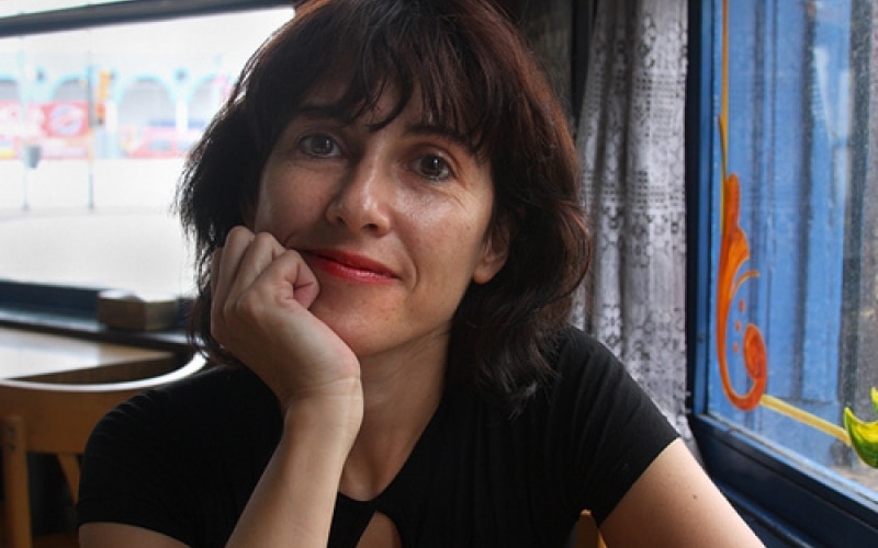 Rosario Bléfari: "La escritura son momentos robados a otras situaciones" - Central. No estoy todo el día leyendo o escribiendo pero es un concepto de vida. Igual, ¿a qué se le dice literatura? Para mí, es el mundo de la relación con la lectura y no solo los libros, sino todo lo que pasa a nuestro alrededor. Y la escritura es cómo te la cuento a vos. 4eccb087 83df 49ea 96cf 1929bb70f209