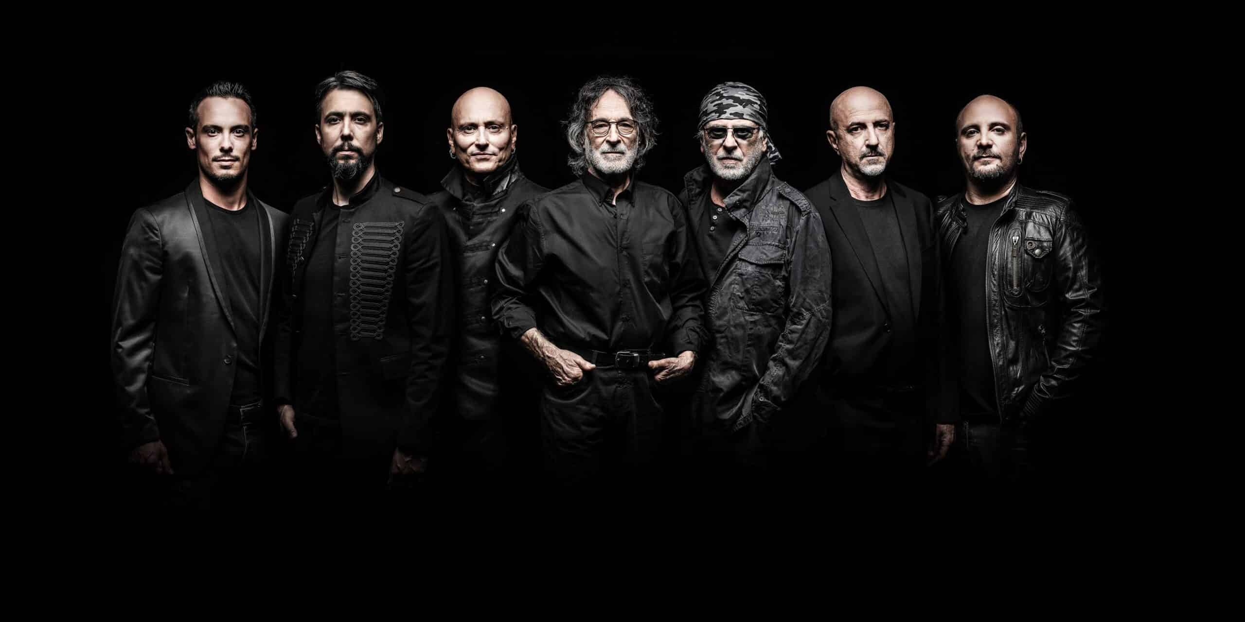 PFM: "Sobrevivimos 45 años porque hicimos lo que quisimos" - Los italianos Premiata Forneria Marconi hablan sobre "Emotional Tattoos", el disco que los volverá a traer a la Argentina. Además, adelantan el show del Teatro Ópera y revelan su secreto para alcanzar semejante trayectoria. Desde el comienzo, Premiata Forneria Marconi fue un grupo diferente. En primer lugar por haber sido pioneros en el rock progresivo europeo, a la par de artistas como Yes, Camel, Jethro Tull, Pink Floyd y Emerson, Lake and Palmer. Pero a diferencia de algunos de sus contemporáneos, PFM sigue haciendo música. En el medio hubo cambios de formaciones, discos desafiantes y algo remarcable: más de 6.000 shows en toda su carrera. Los dos líderes del grupo son el baterista y cantante Franz Di Cioccio, y el bajista Patrick Djivas. Además, completan la banda el violinista Lucio Fabbri, el baterista Roberto Gualdi, los pianistas Alessandro Scaglione y Alverto Bravin, y el guitarrista Marco Sfogli. Durante tanta trayectoria, PFM editó casi veinte discos de estudio. Pero el primer gran cambio llegó en 1980, cuando el vocalista Flavio Premoli dejó la banda y Di Cioccio pasó al frente. "En los ‘60 y ‘70 solíamos cantar todos. Cuando él se fue traté de cambiar la onda, porque el grupo necesitaba alguien que estuviera al frente, y que se comunicara sin intermediarios", dice el baterista del otro lado del teléfono. -¿Cómo fue ese nuevo rol para vos? Franz Di Cioccio: Muy bueno. Les consulté a los demás si les gustaría que tuviéramos dos baterías, para que me reemplazaran cuando yo cantara. También podríamos tocar de a dos, y darle un rol más expresivo al concierto. Debido a esa energía renovada, en los ‘80 escribimos muy buenas canciones. Desde el principio me sentí muy bien, pero nunca me olvidé de que empecé como baterista. Phil Collins y mucho más también lo hicieron. NUEVA ETAPA, NUEVO DISCO
En octubre de 2017, PFM lanzó "Emotional Tattoos", su más reciente álbum de estudio. Lo novedoso fue que salió en dos versiones: una cantada en inglés, y otra en italiano. "Firmamos un contrato con InsideOut, y como el álbum se iba a distribuir en todo el mundo, era mejor hacerlo en inglés -agrega el bajista Patrick Djivas-. Pero como italianos, también iba a ser una lástima si no lo hacíamos en nuestro idioma". Así que, una vez que las partes instrumentales estuvieron listas, Patrick se encargó de escribir las letras en inglés, y Franz las versiones italianas. "Lo raro fue que no tuvimos tiempo de sentarnos y ver qué había hecho el otro, porque estábamos con los arreglos, grabando nuestras partes, produciendo… era un montón de laburo. ¡Al final, las letras de ambos coincidían casi perfectamente!". -Lo extraño es que, como vos decís, no es una traducción del inglés al italiano ni viceversa. Son discos diferentes, pero con las mismas melodías. Patrick Djivas: Exacto, porque él estaba trabajando de su lado y yo del mío. Obviamente que conservamos algunas palabras y títulos, porque son iguales en italiano y en inglés. -Al final del disco hay una colaboración con el pianista Stefano Bollani, que ya vino a nuestro país. ¿Cómo llegaron a él? PD: Él es muy famoso en Italia, sobre todo porque hizo muchos programas de TV. Somos amigos, y muchas veces dijimos de hacer algo juntos. Justo tuvimos la canción perfecta ("It’s my road"), así que lo llamamos. Lo grabamos en su estudio, y no vas a creer cuántos solos hizo: como doce, uno atrás del otro. Nos dejó elegir el que más nos gustara, pero fueron todos geniales. Hasta jodimos con hacer un grupo llamado PFS (por Patrick, Franz y Stefano). Premiata Forneria Marconi ya encaró su nuevo tour latinoamericano, que incluye varias ciudades de Brasil, Chile, Argentina, Perú y México. En nuestro país, se presentarán el sábado 28 de abril en el Teatro Ópera. -Al tener las versiones en italiano y en inglés, ¿cuáles van a hacer en Buenos Aires? PD: Creo que vamos a tocar las italianas, porque son más fáciles de entender. Pero no estamos muy seguros. En Japón, que fuimos desde 1974, sabemos que prefieren las originales. ¿Qué sugerís para Latinoamérica? -Las versiones inglesas, porque estamos bastante más conectados con ese idioma. PD: Supongo que haremos eso, entonces. Es bueno saberlo. -No hace mucho se juntaron con Ian Anderson, de Jethro Tull, y grabaron unas colaboraciones. Lo gracioso es que ustedes hacían covers de él al principio de su carrera. ¿Cuáles eran? FDC: Sí, fuimos la primera banda de rock italiana en tocar con flauta traversa. Se usaba mucho en el jazz, pero no en nuestro estilo. De Jethro Tull solíamos tocar "Boureé", "Nothing is easy" y "My god". Son temas que mantuvimos en nuestro repertorio, así que cuando tocamos en la Live Prog Exhibition (2010, en Roma) lo invitamos. Hicimos una introducción de "Boureé" de dos minutos, y luego apareció de sorpresa en el escenario tocando su parte. La gente se volvió loca, él estaba contento de tocar con nosotros y nos elogió. También accedió porque conoce muy bien a PFM. Creo que somos una banda diferente a las demás, porque en general improvisamos o cambiamos las canciones sobre el escenario: nos miramos el uno al otro y ya sabemos qué hacer. Podés esperar cualquier cosa de nosotros, y eso nos hace distintos. EL SECRETO DE LA VITALIDAD
-Hablando de su catálogo anterior, hay discos como "Jet Lag" (1977) que en su momento no fueron bien recibidos por la crítica, pero hoy son clásicos. ¿Por qué creen que ocurre eso? PD: Lo hicimos teniendo mucho éxito en los Estados Unidos. Todos nos decían que grabáramos un disco hitero, con la onda de "Celebration", ¡pero sacamos un álbum de jazz! En ese período éramos amigos de Jaco Pastorius, de Frank Zappa… tocábamos juntos cada tanto, y nos influenciaron mucho. Obviamente no fue bueno para el marketing, pero sí para nosotros. Hoy la gente lo entiende, aunque en su momento fue como "demasiado". Creo que esa es la razón por la que estamos acá después de 45 años: porque hacemos lo que queremos. Cuando lleguemos a la Argentina y nos vean sobre el escenario, se van a dar cuenta. Hoy escucho "Jet Lag", y me doy cuenta de que si no lo hubiéramos hecho, no existiríamos. Hubiéramos vendido más, pero perdido nuestra alma. No se trata de cuántos discos vendas, sino de la cantidad de conciertos y el nivel. ¡Dimos 6.000 shows! Amamos tocar, y aunque ya no seamos jóvenes, siempre estamos ansiosos por el siguiente show. Son las dos horas más felices. -Fredrik Åkesson (guitarrista de Opeth) es fanático de PFM, sobre todo de "Photos of Ghosts" (1973). ¿Escucharon su grupo? FDC: No, pero muchos lo eligen a ése como nuestro mejor disco. Nadie esperaba que llegara algo así desde Italia. Había algo distinto en las canciones y en el sonido. Incluso una lista de Rolling Stone lo metió entre los mejores 50 álbumes del rock progresivo. Pero como dijo Patrick, amamos a todos nuestros discos, porque fueron los pasos correctos para lo que siguió. "Emotional Tattoos", tiene el mismo approach: hay jazz, funk, progresivo, rock and roll, baladas... de todo, porque amamos la música en su totalidad. Es un presente de los dioses. -Franz, en una de las primera giras latinoamericanas te llevaste a casa un gato que llamaste Panchito. ¿Sigue viviendo con vos? FDC: ¡Sí! Patrick se está riendo porque lo mencionaste. Estábamos en México, escuchamos un "miau" y lo vimos. Era muy chiquito, y seguramente se iba a morir en tres o cuatro horas. Así que decidimos llevarlo a la veterinaria, que era todo lo que podíamos hacer. El problema fue que no íbamos a tocar en el DF, sino en Teotihuacán. Cuando le preguntamos al público si lo querían, nadie accedió. Y como no podíamos dejarlo ahí, lo trajimos a Italia. Al hacer la escala en Barcelona tuvimos problemas, porque Panchito venía desde otro país y tenías que tener un certificado… pero ya está en mi casa, viviendo fantásticamente. Es blanco y negro, y es mi gato favorito. Tengo otros cuatro, de todos modos. ¡Y cinco perros! (risas). Premiata Forneria Marconi tocará el sábado 28 de abril en el Teatro Ópera. Las entradas van desde los $900 a los $1.800 (más costos de servicio), y se consiguen por sistema Ticketek. 4f2568fc 321a 4820 871c 814feeef287c scaled
