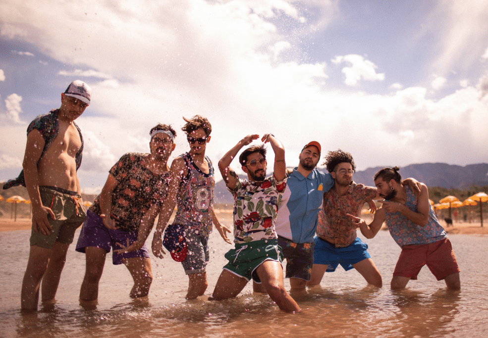 Gauchito Club desembarca en Niceto - Lo que distingue a Gauchito Club del resto de las bandas es la propuesta musical tan variada que tienen. Ellos se denominan como indie tropical, concepto que abarca la unión de estilos impensados como la salsa y la electrónica, entre otros. 51292646 a80c 4bb4 8f76 fdd951da595a