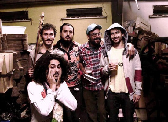 Antü: "Quizás sea el último show" - En el Oeste bonaerense, además de estar el agite, hay un selecta lista de bandas entre las que se puede incluir a Los Caballeros de la Quema, Nuca, Yicos y Antü (Yenifer y su auto mágico), que por su aporte musical y su sentido de pertenencia con la zona han creado un vinculo muy fuerte con la gente y, en numerosas ocasiones, el nostálgico público les reclama a sus integrantes que vuelvan a tocar en vivo para revivir aquellos viejos buenos tiempos. "No sabemos bien por qué ocurre eso pero es una alegría ver que la gente nos tiene presentes a pesar de que hace mucho no tenemos una actividad constante", explica el polifuncional Guille Beresñak (voz, guitarra, acordeón, bandoneón, piano, guitarra acústica y coros). 5201cfd9 a9f5 4ad5 8b8e 8e2136d419d7