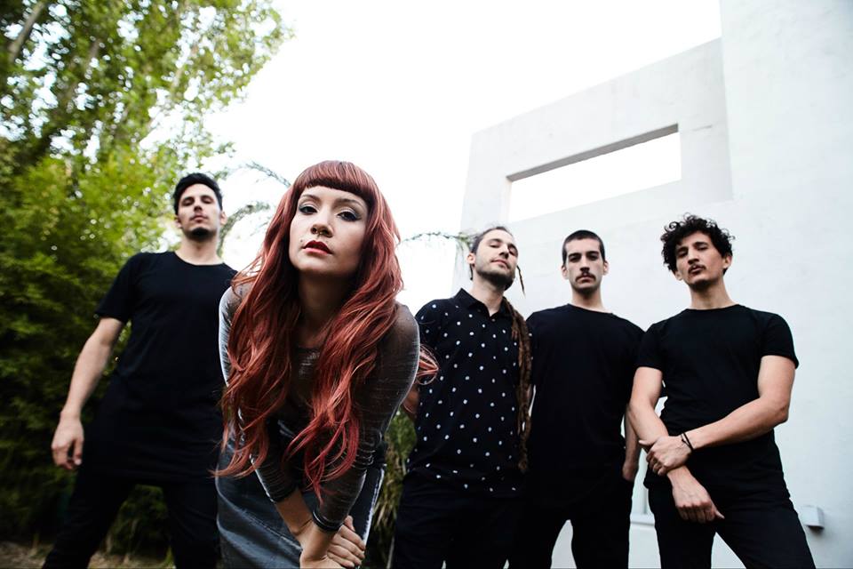 Fly Fly Caroline: "Toda la vida escuchamos música y supimos que era un trabajo" - Seis años lleva este proyecto auténtico oriundo de Córdoba que cuenta, además, con presentaciones en diferentes provincias del país. Su particular forma de composición logra cautivar al público y generar empatía. Próximos a presentarse en Buenos Aires ya se encuentran preparados para conquistar el epicentro porteño. Si bien cuentan con unos cuantos años de pisar escenarios de todo tipo, ustedes iniciaron su relación con la música en un conservatorio. ¿Cómo fue acomodar todas las ideas y el aprendizaje adquirido para hoy ser Fly Fly Caroline? ¿Tenían distintas visiones respecto de la música que querían hacer? Carol: En realidad, nosotros comenzamos nuestra relación con la música mucho antes. Mi hermano Gabi, que toca la bateria, y yo somos hijos de madre y padre músicos, ambos cantantes de ópera, así que puede decirse que literalmente toda la vida escuchamos música y supimos que era un trabajo. Manolo toca la guitarra desde los 10 años, Nico el bajo desde los 9 y Fer, el percusionista, desde los 13. Sí coincidimos en que todos terminamos en la misma escuela de música, La Colmena, que vino a ser la salvación para quienes queríamos estudiar de una manera más experimental y menos ortodoxa. Nosotros nunca planeamos qué música queríamos hacer. Se dió todo de una forma extraña y natural, encontrándonos como amigues primero, guitarreando y descubriendo que había muchas canciones que podían darle forma a un proyecto, y lo hicieron. Comenzamos improvisando sobre las composiciones, cada uno aportando sus arreglos e influencias, desde New Metal a Folklore. Una vez en la cancha, ¿creyeron que el camino iba a ser difícil? ¿Cómo imaginaban la recepción del público? Carol: La verdad es que al principio no nos imaginábamos nada, tan sólo nos mandamos a tocar, y de a poco empezamos a tener objetivos como banda, a profesionalizar el proyecto y allí recién nos dimos cuenta de que no era fácil. Una vez más, no pensamos en qué podría pensar el público de nuestra música y tuvimos siempre sorpresas muy hermosas en cuanto al ida y vuelta con la gente. Como perteneciente al under del interior del país, ¿cómo ven la escena, en las provincias y especialmente en Córdoba, a comparación de Capital Federal? ¿Es CABA realmente un escenario "aterrador"? Carol: Bueno, se puede decir que la escena en el interior ha crecido bastante estos años. Pasar de la nada a por lo menos tener una escena indie pop en ascenso es algo bueno. Para nosotros es difícil, porque seguimos siendo una banda muy divergente y no hacemos pop, quizás sonamos demasiado alternativos por lo cual siempre CABA nos ha recibido muy bien. Eso nos gusta, no es aterrador. Es interesante, diferente. Aprendemos mucho cada vez que salimos de viaje. En Buenos Aires conviven muchas propuestas bien diferentes y hay público para todes. Luego de un gran año para la banda, sumado a la despedida de su álbum debut, ¿cómo se asemeja el 2019 para Fly Fly Caroline? Carol: Creemos que el 2019 será un año de muchísimos cambios y crucial para el proyecto. Comenzaremos con una gira en México durante el verano y con nuevo material para escuchar. Sin duda siempre atentos para seguir las señales que depare el camino y a seguir aprendiendo como humanos y músicos. 53f9ae8f 3b75 4dc3 9946 c90aae61df14