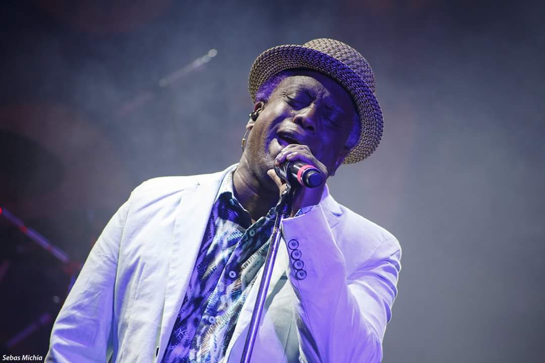 Living Colour en Groove: peleando con los ventiladores - Cuando llega el momento de "Cult of personality", ese hitazo alternativo que Living Colour toca cada vez mejor, las 1.500 personas ya están rendidas al poderío de estos estadounidenses y se olvidan de los problemas mencionados. Pero todavía falta "Time’s up", en el que Reid demuestra que es uno de los violeros más influyentes de su generación, con una técnica de whammy que Tom Morello copió hasta el hartazgo. 561bb202 febf 49e0 a212 6e9c882a9adc