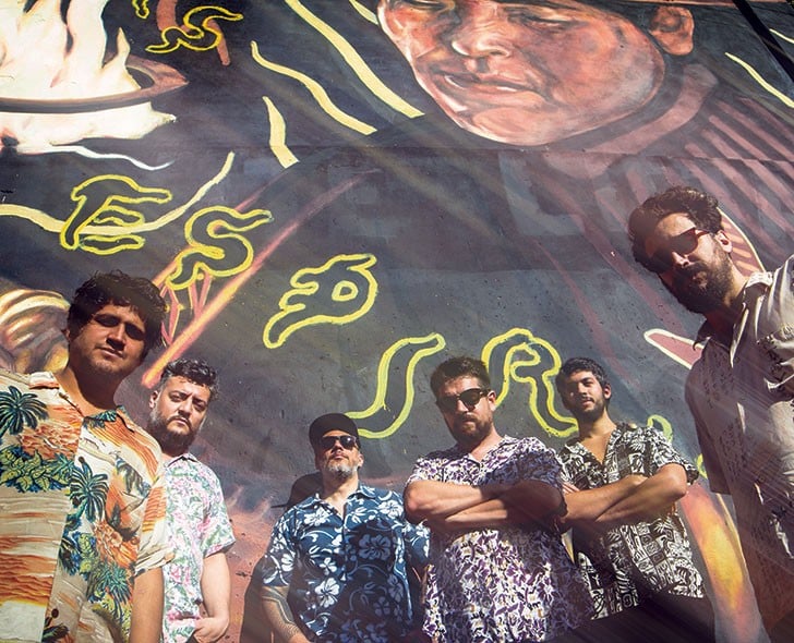 Los Espíritus consolidan un sonido propio en su tercer disco - Aun cuando Los Espíritus bajan las revoluciones, como en la rutera "Perdida en el fuego" de Santiago Morales (voz y guitarra acústica que cierra la formación), conservan esa vitalidad y desplazamiento. En la contemplativa "Luna llena", donde cantan a dúo, y la brillante "Esa luz" pareciera abrirse la puerta para explorar nuevas modalidades dentro del estilo de la banda. 58409472 4469 4161 a0a9 957cd797b6fd