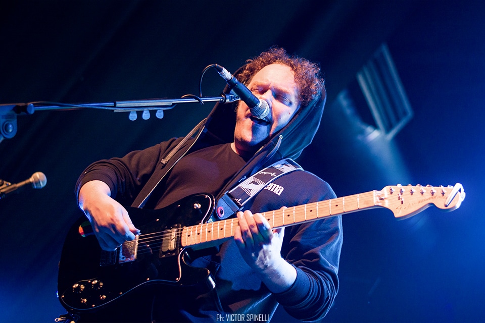 Anathema en Groove: es un sentimiento, no puedo parar - En los últimos años, Anathema ha trabado una relación intensa, especial con el público local. A tal punto que, en su último disco, el sexteto incluyó un clásico cántico popular, grabado en vivo y en directo en su show de 2015 en el Teatro Vorterix. En este contexto, y con la ansiedad de revivir aquel momento, la banda completada por Jamie Cavanagh (bajo), los hermanos John (percusión y batería) y Lee Douglas (voz), y el multi-instrumentista portugués Daniel Cardozo (batería, percusión teclados), visitó nuevamente nuestro país. 590fb820 fb76 4937 9dc0 0b6b542bd159