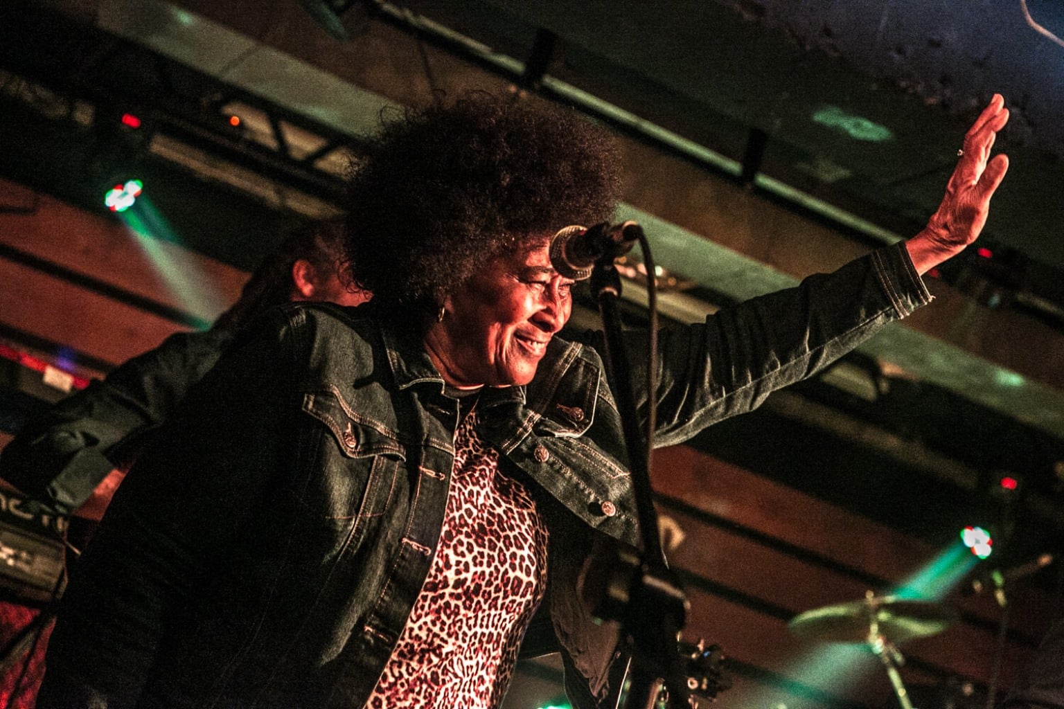The Skatalites en Palermo Club: canciones de doble filo - Apenas sube al escenario, el trompetista James Smith le da las últimas indicaciones a Martino Gesualdi. Es la primera vez que toca con The Skatalites, después de haber interpretado tantas de esas canciones durante más de quince años junto a Dancing Mood. 5cbaae17 850c 481d 89b2 bb4a1a2a78dd