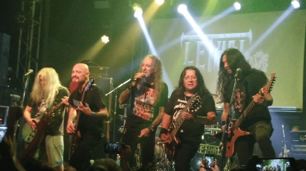 Guerreros de la noche: Lethal en Uniclub - "A pesar de que muchos creen que la vida se trata de estar en el lugar adecuado en el momento adecuado, yo creo en la perseverancia. La perseverancia no te garantiza tener éxito por todos los obstáculos en el camino que hay que saltar, pero sí te garantiza integridad moral, humana y saber lo que uno quiere. He tenido en estos últimos meses momentos difíciles en mi vida por un problema de salud. Pero la vida me dio una oportunidad más y acá estoy parado con ustedes que son mi familia", agradeció Tito García ante un Uniclub colmado de sus más fieles seguidores que se reunieron con la intención de celebrar los 30 años cumplidos por la banda. Lethal no sólo contó con todo su ímpetu arriba del escenario, sino también con la invitación de numerosos ex miembros del conjunto y, además, el soporte inicial de las bandas Splinter, Demoledor y The Conjuring. 5ce84d68 9011 4541 8e74 5eb4dc9e0ef0