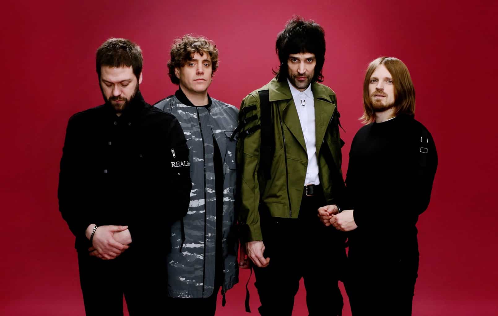 Kasabian: "Hay una línea muy fina entre el juicio y la locura" - "El Tinder de nuestro guitar tech está prendido fuego -dice el líder de Kasabian en alusión a quien aparece en la portada de "For crying out loud" (2017)-. ¡Ama esa tapa! Ahora es famoso, y sólo por eso valió la pena incluirlo". Sergio Pizzorno se refiere a Rick Graham, un plomo que los acompaña desde hace unos quince años y que figura en el primer plano de su último álbum… llorando lágrimas digitales. 5ea9408c dc39 4503 a992 d0c9a94c0aaf