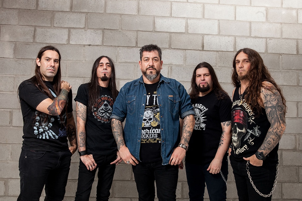 Horcas: "En este palo no existen las estrellas de rock" - Horcas, la banda fundada en 1988 por Osvaldo Civile, festeja los 20 años de "Vence", uno de los discos más aclamados del thrash metal nacional. "Siempre quisimos que Horcas esté bien arriba, dejar la bandera bien alta", afirma Sebastián Coria, guitarrista de Horcas, reclutado por el mismísimo Civile para cumplir el rol que, a sus tempranos 20 años, le cambiaría la vida.
Hoy, a 2 décadas del lanzamiento del monumental "Vence", el balance obliga a pensar que las expectativas del quinteto completado por Walter Meza (voz), Norberto "Topo" Yáñez (bajo), Lucas Simcic (guitarra) y Mariano Martín (batería), se habrán visto ampliamente satisfechas.
"Vence" marcó, por lo menos, 2 cosas importantes en la historia de la banda: se convirtió en uno de los discos más destacados del thrash nacional y es el primero con Walter Meza en la voz ¿Qué significa, hoy, "Vence" para ustedes?
Sebastián Coria: Este disco es uno de los más importantes para Horcas. Primero, por lo que decís, que canta Walter, pero también hubo cambio de guitarrista y baterista. Así que sí, es muy importante para la historia de Horcas y del heavy argentino. Tiene composiciones de varios años, del 93 al 97, y para nosotros significó mucho, ya que también fue el primer disco de Horcas en tener videoclip, y el primero que grabamos con Mario Altamirano.
Desde esa época ¿Qué cosas crees que cambiaron en la banda?
SC: Pasaron muchos años, más de 20, así que estamos más viejos, pero con más experiencia. En esa época era otra banda, no se puede comparar, son etapas diferentes. No nos importaba tanto ser tan profesionales, pero nos divertíamos mucho. Ahora la pasamos bien, pero con más cautela y mucho más profesionalismo.
¿Por qué crees que "Vence" se transformó en un disco tan importante?
SC: Tardó mucho en salir, desde "Oíd Mortales" hasta "Vence" pasaron como 5 años, entonces fue un disco muy esperado, era otra banda, casi nueva. Cuando salió, fue lo máximo que nos pasó en esa época. También fue uno de los últimos discos que grabó Osvaldo Civile, uno de los fundadores del metal nacional ¿Qué recuerdo tenés de él?
SC: Tengo los mejores recuerdos. Fui alumno suyo desde los 15 años, y vecino, vivía a 3 cuadras de mi casa. Era un tipo muy generoso, ubicado, lo más grande y auténtico que tuvo el metal nacional. Podría estar horas hablando de él y sus bandas, fue él quien me eligió para tocar en Horcas, lo llevo siempre en mi corazón.
Horcas forma parte de las 3 o 4 bandas "consagradas" de la escena metalera local ¿por qué creen que a las más nuevas les cuesta tanto hacerse un lugar en los grandes escenarios?
SC: Fueron muchos años de lucha por estar en el metal argentino, fijate que todavía no hay un recambio, la mayoría de las bandas son descendientes de lo que dejo V8, a la gente le gusta mucho lo clásico, le cuesta jugarse por algo que no está acostumbrado a escuchar. Esa es una de las cosas. La otra, creo que hay que ser profesional y no creerse Metallica por haber tocado 3 veces.
¿Qué consejo les darías a los pibes que recién arrancan?
SC: Estudiar, persistir, juntarse a zapar y crear música, pero como hacíamos nosotros, no por internet. Tocar, ejecutar y aguantar, seguir aprendiendo, siempre con perfil bajo. En este palo no existen las estrellas de rock, así que, a estudiar y tocar, es la que queda.
Van a estar haciendo una fecha dedicada a los 20 años de "Vence" ¿Qué nos pueden adelantar?
SC: Va a ser un show muy especial para nosotros. Vamos a tocar "Vence" en su totalidad, las 14 canciones, más los clásicos de la banda. Va a ser una fiesta de Horcas, lo sentimos mucho este disco. ¿Cómo sigue Horcas?
SC: >Componiendo lo que va a ser nuestro nuevo disco. Estamos arreglando lo que es compañía discográfica, para grabarlo y sacarlo bien a full el año que viene.
Horcas se presenta el sábado 16 de septiembre en el Teatro de Flores (Av. Rivadavia 7806, CABA) 5f41c344 ee45 44a3 adbf 309db0d69e42
