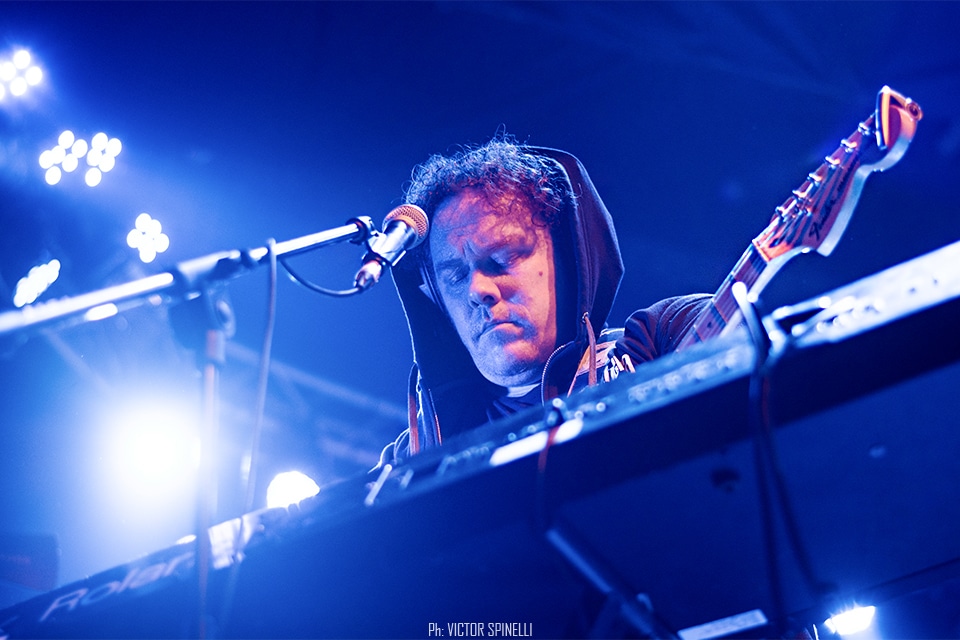 Anathema en Groove: es un sentimiento, no puedo parar - En los últimos años, Anathema ha trabado una relación intensa, especial con el público local. A tal punto que, en su último disco, el sexteto incluyó un clásico cántico popular, grabado en vivo y en directo en su show de 2015 en el Teatro Vorterix. En este contexto, y con la ansiedad de revivir aquel momento, la banda completada por Jamie Cavanagh (bajo), los hermanos John (percusión y batería) y Lee Douglas (voz), y el multi-instrumentista portugués Daniel Cardozo (batería, percusión teclados), visitó nuevamente nuestro país. 607789f9 c902 4bad 84f3 f826fd281878
