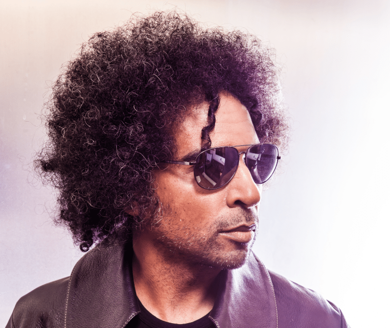 William Duvall, de Alice in Chains: "Con una guitarra acústica se puede hacer la música más heavy del mundo" - Desde ahí, la carrera artística de Duvall fue lentamente en ascenso. Con su proyecto Comes With the Fall, el cantante y guitarrista sacó tres álbumes: un homónimo (2000), "The Year is One" (2001) y "Beyond the Last Light" (2007). Él no lo sabía, pero gracias a esa banda y a las vueltas del destino, en 2006 iba a pasar al frente de un grupo histórico: Alice in Chains. 60d860d9 17a0 43bb bb8a 84cfc6ad1fba