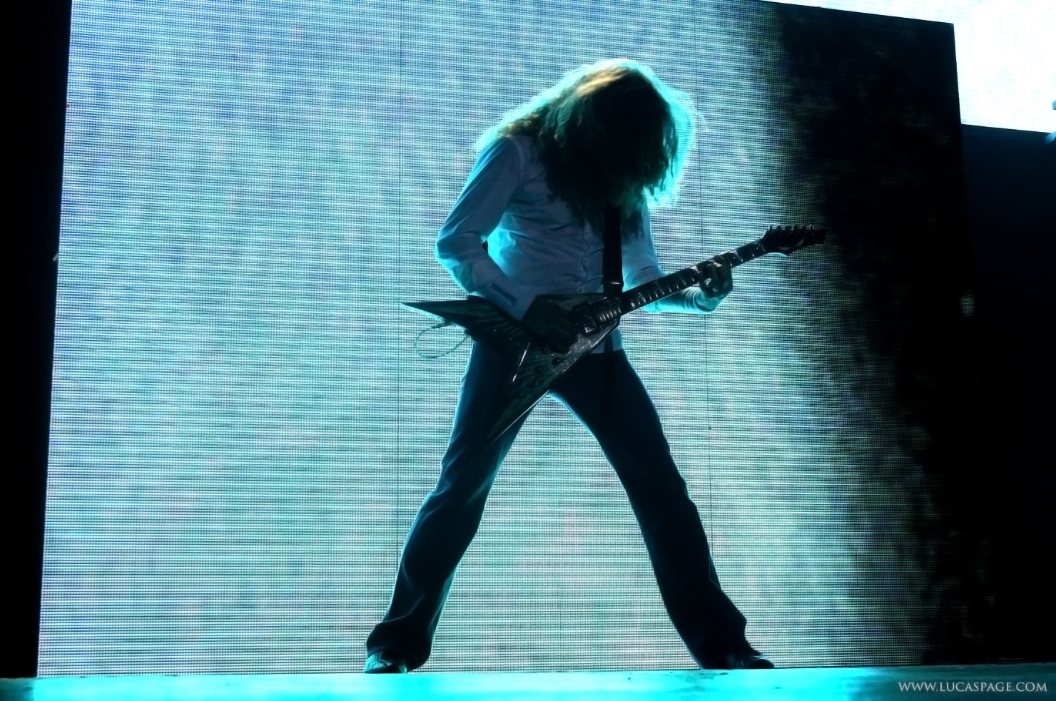 Megadeth en Buenos Aires: sinfonía indestructible - Megadeth lanzó uno de sus discos claves en 1994. Por tal razón, cuando se comunicó que la banda volvería a Paternal y festejaría los veinte años de ese álbum, se intuyó que no sería una visita más. La celebración era inminente: las entradas, los carteles y los anuncios radiales anunciaban a "Youthanasia" en primera plana. Pero con el correr de los meses, la información mutó. 63ec6705 30a9 4d1b a694 7c4dac9d5f6d