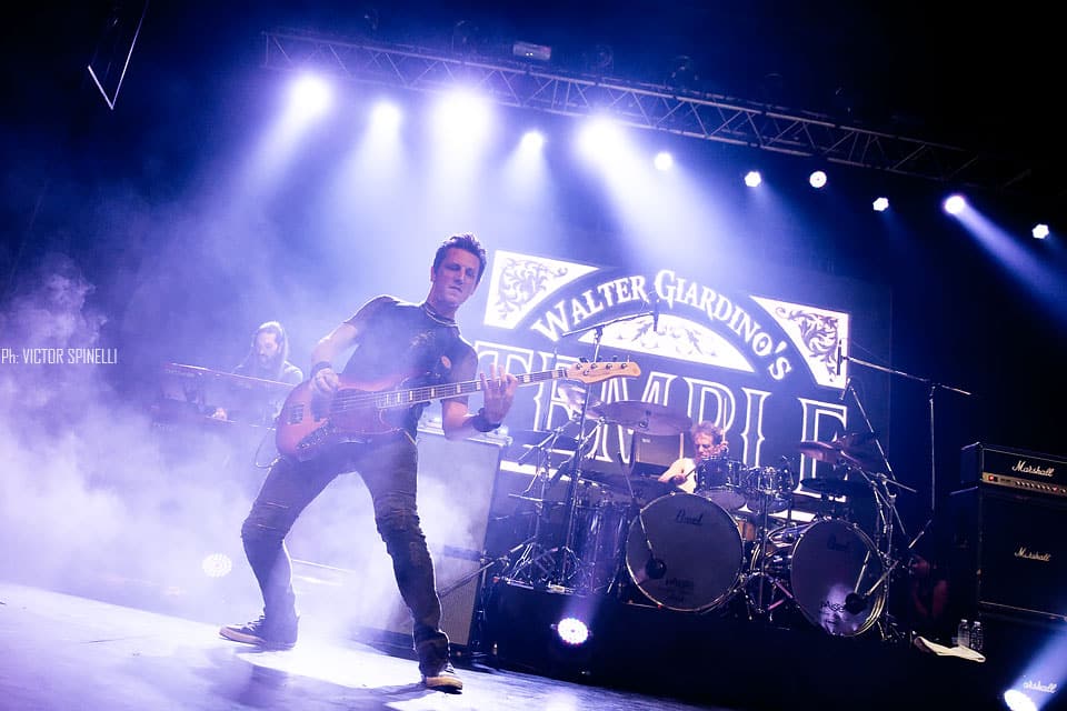 Walter Giardino’s Temple: culto y clásicos en el Vorterix - El guitarrista sacó a la cancha su proyecto solista, acompañado esta vez por el vocalista de Rainbow. Cuando, hace veinte años, Walter Giardino decidió aprovechar el break de Rata Blanca, su banda insignia, para crear Temple y dar rienda suelta a su impronta creativa más genuina – estilo que se plasmaría con claridad en el nuevo rumbo que tomaría Rata a su retorno -, es probable que no esperara ocasionar el revuelo que generó. Temple se transformó, casi instantáneamente, en una banda de culto: sin ir más lejos, muchos de sus seguidores consideran el único trabajo de estudio de la formación, aun hoy, como el mejor de la prolífica carrera del guitarrista.
Desde que, hace algunos años, Temple volvió a los escenarios, sus conciertos son un ritual ineludible. Mientras que, en ocasiones anteriores, el show se dividía en dos (una parte con Temple propiamente dicha, haciendo sus canciones, y otra junto a Joe Lynn Turner, haciendo clásicos metaleros de todos los tiempos), en esta oportunidad, con la presencia del actual y versátil vocalista de Rainbow, el chileno Ronnie Romero, y apoyado en la siempre sólida base Scarcella/Retamozo/Motyczak, el guitarrista encontró la formación ideal para ir de un lado al otro sin sobresaltos. Aquel viernes ventoso, que selló el inicio de la primera gira mundial de la formación (unos días antes se habían presentado en el festival ‘Santiago Gets Louder’, en Chile, aunque tocando unos pocos temas), fue, entonces, un show de culto y, a la vez, una verdadera fiesta de clásicos. La velada, que arrancó cerca de las 21:30 con "Corte porteño" y "Sobre la raya", recorrió el primer y único disco de la banda casi de punta a punta: sonaron, además, "Héroe de la eternidad", "Cacería", "Azul y negro" (con la participación especial de Javier Barrozo), el excelso instrumental "La danza del fuego" y "Alquimia".
La formidable colaboración entre Giardino y Romero tendría, sin embargo, sus puntos más altos, quizás por comodidad del cantante, en los clásicos. Esta vez intercalados entre las composiciones originales, la lista consumiría más de la mitad del show: "Man on the Silver Mountain", "Street of Dreams", "Catch the Rainbow" y "Lost in Hollywood", de Rainbow; "Crying in the rain"; de Whistenake; "Neon Knights", de Black Sabbath; "Mistreated", "Speed King" y, para cerrar a toda máquina, "Burn"; de Deep Purple. 63f007ff 5997 412a a09f 6d11811030cb