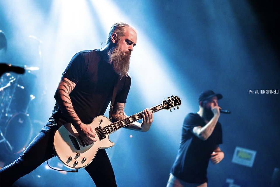 In Flames en Vorterix: Batalla ganada - Principios de los 90. A contramano del mundo – que viraba del heavy metal más clásico hacia el grunge -, los siempre revolucionarios nórdicos toman lo que aprendieron de los clásicos del rock pesado de los 70 y 80, le dan una vuelta de tuerca y crean algo nuevo. Así nace, de las manos de bandas como In Flames, Dark Tranquillity, At The Gates, el célebre ‘sonido de Gotemburgo’: un death metal agresivo, gutural y al palo, pero con la melodía y el estribillo ganchero como prioridades innegociables. 6677dc22 b3ec 45d1 9133 25f3bd77d61e