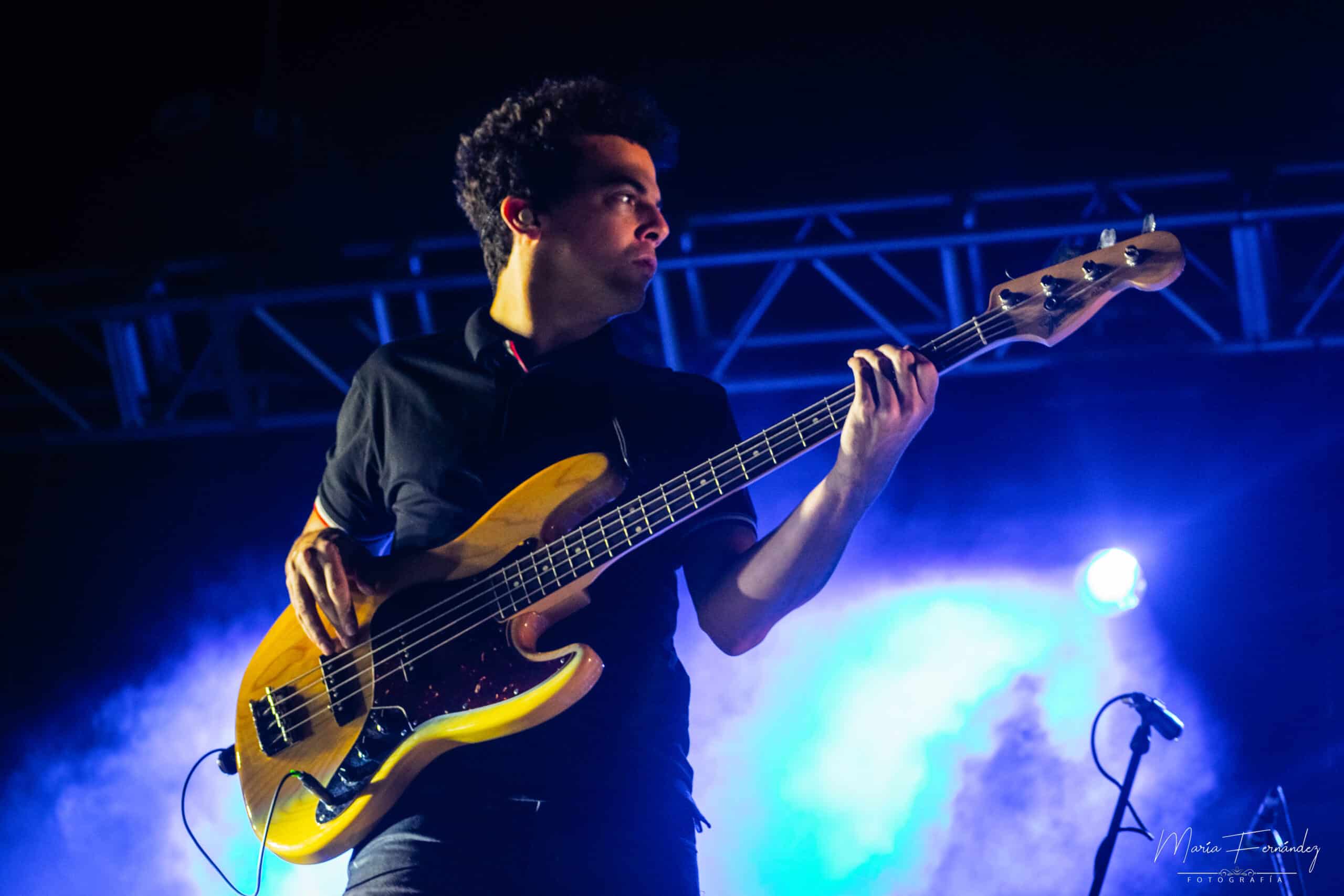 La noche de Babasónicos y El Kuelgue en el Anfiteatro rosarino - El compositor, cantante, multi-instrumentista y productor musical Juani Favre comenzó minutos después de la 20 su set que precedía al de El Kuelgue, grupo con un muy buen presente y un abanico interesante de ritmos y performances. 66b1cb08 9dba 4a0d a877 94e881e42337 scaled