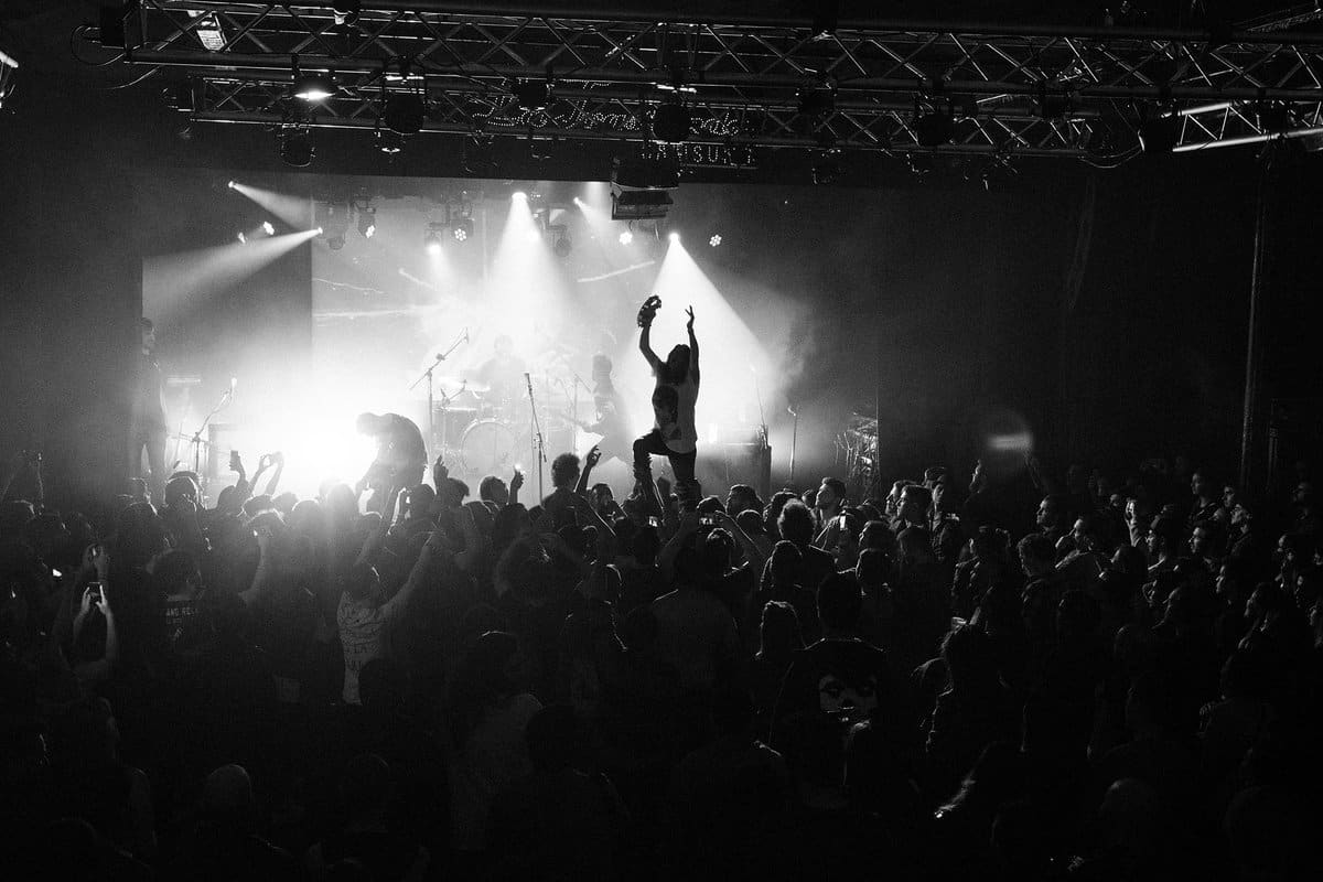 Utopians: post-parto, rock and roll y repudio a Cordera - Desde la última vez que Utopians tocó, en aquél Vorterix, pasó una eternidad. Por esos días el pequeño nuevo integrante de la banda se encontraba dentro de la panza de su mamá. Ahora a muy pocos meses de haber dado a luz retomaron el vivo y esta vez con un nuevo espectador y fanático número 1. Se murmuraba en los cortos silencios del show que "la maternidad le sentó bien", "debe ser el post-parto", la realidad nunca la sabremos pero lo cierto es que cada vez suenan mejor.
"Para nosotros es un milagro ver tanta gente, gracias a todos por venir es un sueño hecho realidad" Así se presentaba una de las
bandas de post-punk con mayor presente y futuro de la escena nacional, que cada vez llega a más oídos y crece de manera profesional permanentemente.
La noche del sábado era fría como casi todas las del mes de junio, el primer puntapié de Utopians fue con "Alimañas" y "Los ríos" ambas de su más reciente labor discográfica "Todos nuestros átomos".
El sucesor de "Vándalo" (2014) sigue una misma impronta pero con un sonido más afianzado y maduro. El show en vivo es potente. Prácticamente sin barreras entre el público y la banda, subidas y bajadas constantes al escenario, besos y abrazos a Barbi, guitarras imaginarias, mosh, pogo y más.
Los temas que siguieron eran un ping pong constante de los álbumes anteriores. Así pasaron "Trastornados", "Gris", "Algo Mejor", "Come baby", "Say Hello" y "Allá Voy" entre otras.
Un punto altamente emotivo se produjo cuando reversionaron "En Remolinos" del disco "Dynamo" (1992) de Soda Stereo. Durante el efusivo recital tuvieron algunos inconvenientes al romper un parche de la batería pero eso dio lugar al ingenio de Gus Fiocchi y Barbi Recanati que rápidamente tomaron sus instrumentos para realizar diversos covers hasta que el problema se solucionara. El invitado de honor fue Jimmy Rip, guitarrista de los míticos Television, quien produjo "Todos nuestros átomos", para tocar "Uhh", "Funeral" y "Las Arañas".
Antes de la despedida, Barbi en su rol de mujer y madre, se tomó unos minutos para reflexionar acerca de las presentaciones de Gustavo Cordera el próximo 15 y 16 en la misma sala. "Lo que dijo el señor Gustavo Cordera se condena. Amo este lugar y ojalá la semana que viene reflexionen", pero el repudio no quedó solo ahí: más tarde, una vez finalizado el show, un grupo de jóvenes se encontraría protestando en la puerta del local con leyendas como "Cordera sos la cultura de la violación" y "La Trastienda encubre violadores", reclamando que no se permitan los conciertos programados.
La despedida, luego de 90 minutos de puro rock y disfrute, llegó con la ya clásica interpretación de "Estallando desde el océano" de Sumo. Y a los eufóricos pedidos de seguir tocando, consultaron con los administradores del lugar, quienes les dijeron que tenían que entregar la sala. Utopians sigue demostrando, al igual que otras bandas, que el rumor de "que el rock está muerto" se reduce a tan solo eso, un rumor.
Fotos: Mercedes Cotoli 67969561 65d7 4dc1 885b 1c52767fef7a