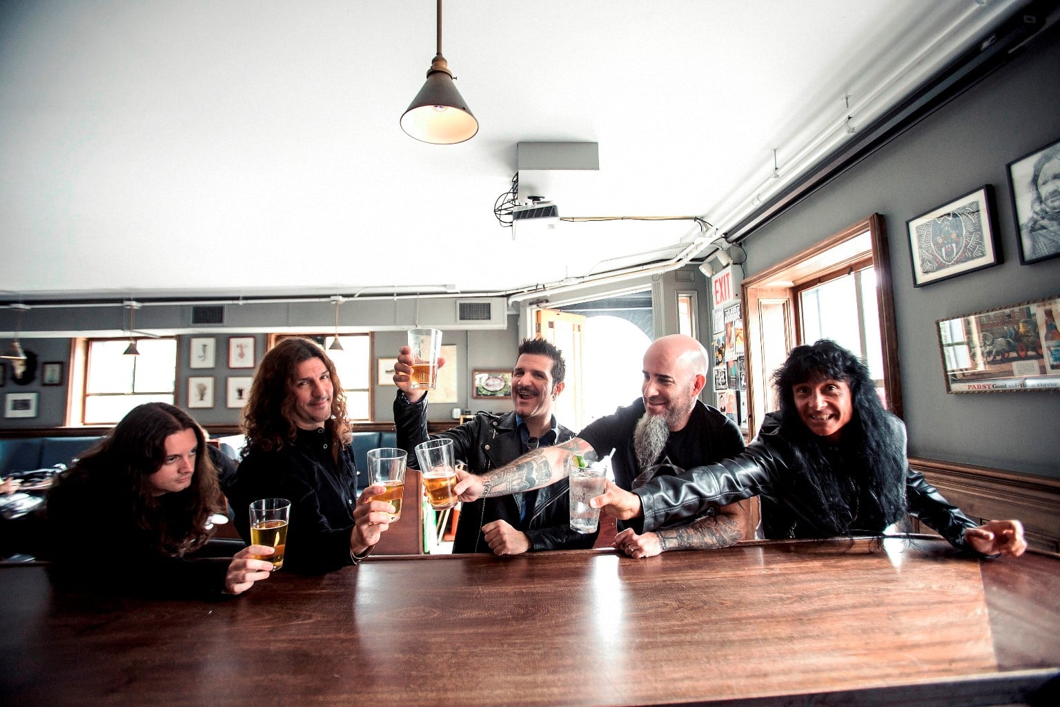 Charlie Benante, de Anthrax: "Tocar en vivo me resulta doloroso" - "Kings among Scotland" salió el 27 de abril de 2018 a través de Metal Blade y Megaforce. El DVD fue grabado el 15 de febrero de 2017, e incluye el concierto completo de Anthrax en el Barrowland Ballroom de Glasgow, Escocia. Además hay entrevistas, behind the scenes y grabaciones en hoteles y colectivos de gira. El film fue dirigido por Paul M. Green (Opeth y The Damned), y se usaron 17 cámaras, grúas y Go-Pros. 67e6e2de 583b 42a9 a20d 940f764d2294