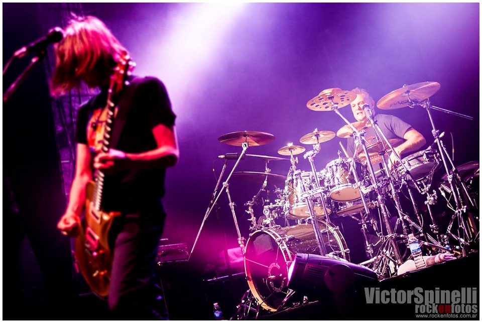 Steven Wilson volvió a deslumbrar en el Vorterix - Steven Wilson volvió a hacerlo. Una vez más mantuvo a una sala repleta en vilo durante casi 2 horas y media, con piezas atrapantes, historias envolventes, un sonido perfecto, hipnótico, una performance musical digna de los mejores. Nuevamente se llevó infinitos aplausos, interminables e incontrolables ovaciones, incontables elogios. De nuevo dejó en claro por qué las grandes figuras del rock progresivo - y sus seguidores - lo siguen eligiendo, una y otra vez. 691ceebe fb3b 4bb5 964d 50e4ae29542f