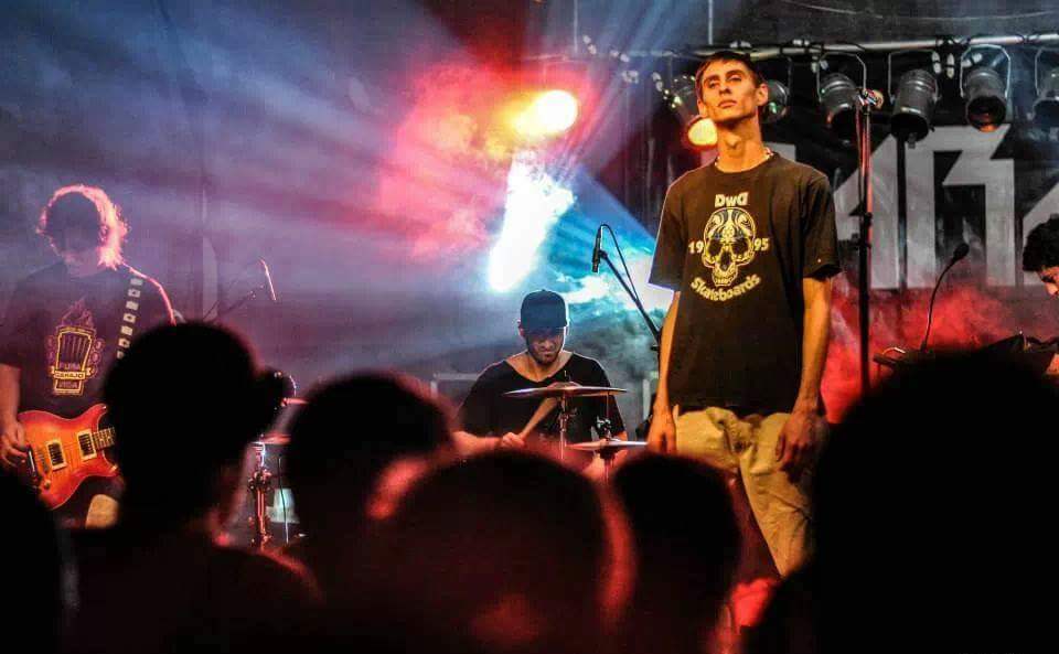 Néctar, antes de The Roxy: "Buenos Aires es nuestro gran desafío" - Luego de diez años de carrera, la banda misionera Néctar tocará el viernes en Capital Federal, con Gaspar Benegas de invitado. Su cantante explica cómo hacerle frente a las adversidades. "Somos conscientes de los circuitos a los que apuntamos", dice Alí Duarte Salum, vocalista de Néctar. "Giramos durante más de una década por toda nuestra provincia, el NEA y ciudades de Córdoba y Paraguay. Ahora, Buenos Aires es nuestro gran desafío. Sabemos que los circuitos a los que apuntamos están en la capital del país, y sentimos que llegamos a un tope en nuestra provincia".
El arribo de Néctar, que ya había tocado en el conurbano bonaerense y que grabó "Lúcido" (2016) en Capital, se da en un contexto más que auspicioso. Será el viernes 1º de junio en The Roxy, en una fecha compartida con los correntinos de Simonimos. "En Misiones no es imposible seguir aprendiendo y creciendo, pero es más lento -admite Alí-. Aún no se naturalizó al músico como un laburante, y a partir de esta presentación queremos abrirnos puertas y seguir creciendo como músicos y como equipo. Buscamos llegar a nuevos lugares, que hace un tiempo sólo percibíamos tenues en el horizonte".
Así y todo, el cantante piensa que el mayor atenuante hoy no se da sólo en Misiones, sino también en el país. "La escena de nuestra provincia es un asunto delicado, y es difícil opinar sin tener sentimientos encontrados -agrega-. Creció enormemente por el apoyo entre las bandas, y sobre todo por parte del público. Ese ida y vuelta es un factor fundamental para motivar a los músicos a que tomen conciencia y que se enfoquen en su arte como una responsabilidad y un desafío. Es fundamental hacer de esto una profesión, un laburo digno. Dentro de la vida, la música es un eslabón básico". Aunque Néctar -que completan Diego Solís en batería y Dani Méndez en guitarra- haya sufrido en un comienzo por la falta de espacios para tocar, eso ya no es un impedimento. "Por la trayectoria, no nos cuenta tanto conseguir fechas en los lugares que se mantienen vigentes. Algunos trabajan con formatos acústicos, mientras que nosotros somos una banda ‘eléctrica’ y disfrutamos del rock con gritos, distorsión y golpes fuertes de batería". ATRAVESANDO LAS TORMENTASPero cuando todo parecía tomar más vuelo, la actividad de Néctar se vio reducida -o alterada- por unos diez meses. Alí tuvo que acompañar a su hijo en un tratamiento médico en Buenos Aires, lo que llevó al grupo a tocar con vocalistas invitados para juntar fondos y ayudar al pequeño en su cura. "Esas cosas nos generaron más ganas de buscarle la vuelta y seguir nuestro camino -admite Alí-. El receso no frenó nuestro proyecto, por el contrario: esperamos volcar esas experiencias a los temas que vendrán. La idea es compartir la percepción de las situaciones simples y complicadas, como parte de la vida y del crecimiento de todos".
Como si fuera poco, el entonces bajista de Néctar (de apellido Medina) recibió denuncias de violencia de género en abril de 2018. Esto los llevó a lanzar un comunicado en el que lo desvinculaban de la banda. "Nada fue esclarecido como quisiéramos, y aún hay muchas cuestiones que no resolvimos. En un primer momento actuamos impulsivamente, y estuvo mal -explica el vocalista, principalmente en referencia al texto que publicaron-. Hay cosas muy delicadas en juego, y nos hallamos en medio de un conflicto serio. Creemos que muchas veces, las redes no ayudan de la mejor manera al esclarecimiento de los hechos. Por el momento, el bajista oficial de Néctar es Leandro Sánchez, quien participó de la grabación de nuestro último disco", explica. EL PRIMER GRAN SINGLEDurante 2008 y 2009, una canción de Néctar pegó fuerte en Posadas y en las ciudades aledañas. Se llamó "Yo no soy de acá", y fue el primer caballito de batalla del grupo. "Es un tema icónico, y tiene que ver con mi llegada a la capital misionera desde el pueblo de Andresito. Cuando me mudé a Posadas surgieron los primeros experimentos y juegos con colegas en un ‘baño musical’, que era un lugar de unos 3x5 metros, en donde tomaron forma varias canciones. Jamás pensamos que tendría tanta repercusión y aceptación: ni siquiera sabíamos que íbamos a formar un grupo, y mucho menos grabar algo", señala Alí.
"‘Yo no soy de acá’ nos sobrepasó, llegó al plano social de una manera que nunca imaginamos. Nos abrió muchos oídos y puertas, y nos acompañó a lo largo de este camino de más de diez años. Toquemos donde toquemos, es la canción mejor recibida -aclara-. Aunque surgió espontáneamente, casi como un escupitajo, es nuestra punta de lanza. Nos dio, da y dará mucha alegría y satisfacción. Nos abrió un puente entre la banda y los oyentes". BIEN LÚCIDOSNéctar se instaló por varios días en Buenos Aires en 2015, para grabar un disco que vería la luz al año siguiente. "Fue un gran paso, y al ser el segundo álbum, lo laburamos de una manera distinta. Trabajamos con pre-producción, ampliamos el equipo técnico y sumamos a varias personas. También buscamos una estética y un fundamento para nuestro arte. Por eso vamos a encarar diferente el siguiente disco. Como puntapié inicial, ya hay algunos temas inconclusos de esa época que quedaron dando vueltas. También tenemos ideas nuevas, pero aún no se sabe para qué lado irá ese material. Si bien apuntamos a hacer temas ‘fuertes’, estamos incursionando en otros aspectos de la música. La única limitación es no dejar de ser nosotros mismos". Ampliando el concepto del próximo álbum, el cantante agrega: "No nos faltan ganas de grabarlo en Buenos Aires, aunque también existe la posibilidad de hacerlo en Misiones. Tenemos amigos y colegas profesionales que trabajan hace mucho en nuestra provincia y que siguen mejorando las condiciones técnicas y optimizando el laburo que nos gustaría hacer". LA FECHA EN THE ROXY"Con Simonimos nos conocimos hace unos años en un Pre-Taragüí Rock -dice Alí sobre los correntinos con los que van a compartir escenario el viernes-. Entre los grupos del NEA, las giras y las fechas en otras provincias se generan siempre así. Es una gran ayuda poder tocar por ‘intercambio’, ya que se abren las posibilidades de lugares y público, y es una alegría poder hacer amistades de la mano de la música. Lo que nos vincula con ellos es el modo de trabajar. Desde un primer momento sentimos que se organizan y trabajan de una manera similar a la nuestra, y eso nos da confianza y ganas para encarar cosas juntos".
Con semejante unión entre los dos grupos, Alí no deja de demostrar su entusiasmo por el show. "Estamos muy ansiosos y motivados, ¡y vamos a romper todo! Esta fecha es especial, porque le vamos a mostrar a la gente de Capital lo que hacemos en el interior, cómo lo hacemos, y sobre todo, por qué lo hacemos. Como banda de Misiones, el tinte más particular es nuestro origen y la pasión con la que tocamos. Va a tener un gustito extra ser ‘unos completos desconocidos’ en la meca cultural del país. Como broche de oro y para que no sea una completa sorpresa, tendremos de invitado de lujo a Gaspar Benegas -guitarrista del Indio Solari y ex Las Manos de Filippi-, quien grabó su magia en ‘Lúcido’ y accedió a subirse con nosotros en The Roxy". ¿Necesitás más razones para ir?
Néctar y Simonimos tocarán el viernes 1º de junio en The Roxy Live (Niceto Vega 5542), a partir de la medianoche. Las anticipadas se consiguen a $200 por sistema AllAccess. 69336add 1b43 4021 b3d1 47665e9309f8