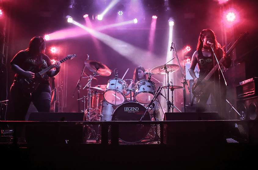 Furias del metal femenino - Obviamente no estuvieron ausentes en la protesta las integrantes de la banda feminista Furias, quienes hace 7 años tratan de concientizar sobre las problemáticas de género con temas como "Oscuro", "Inquisición" y "Silencio". Las encargadas de fundar el proyecto fueron las primas Agustina Hidalgo (batería y coros) y Gimena Zamorano (voz y bajo) en la localidad de Berazategui, Provincia de Buenos Aires. Poco tiempo después se unió Natalia Ré (guitarra) para así empezar a repartir un heavy metal que se caracteriza por poseer pesados riffs combinados con disonancias y estribillos melodiosos, lo cual en suma termina creando un clima muy particular. 6b488158 9a85 41a7 9636 cd440df36761