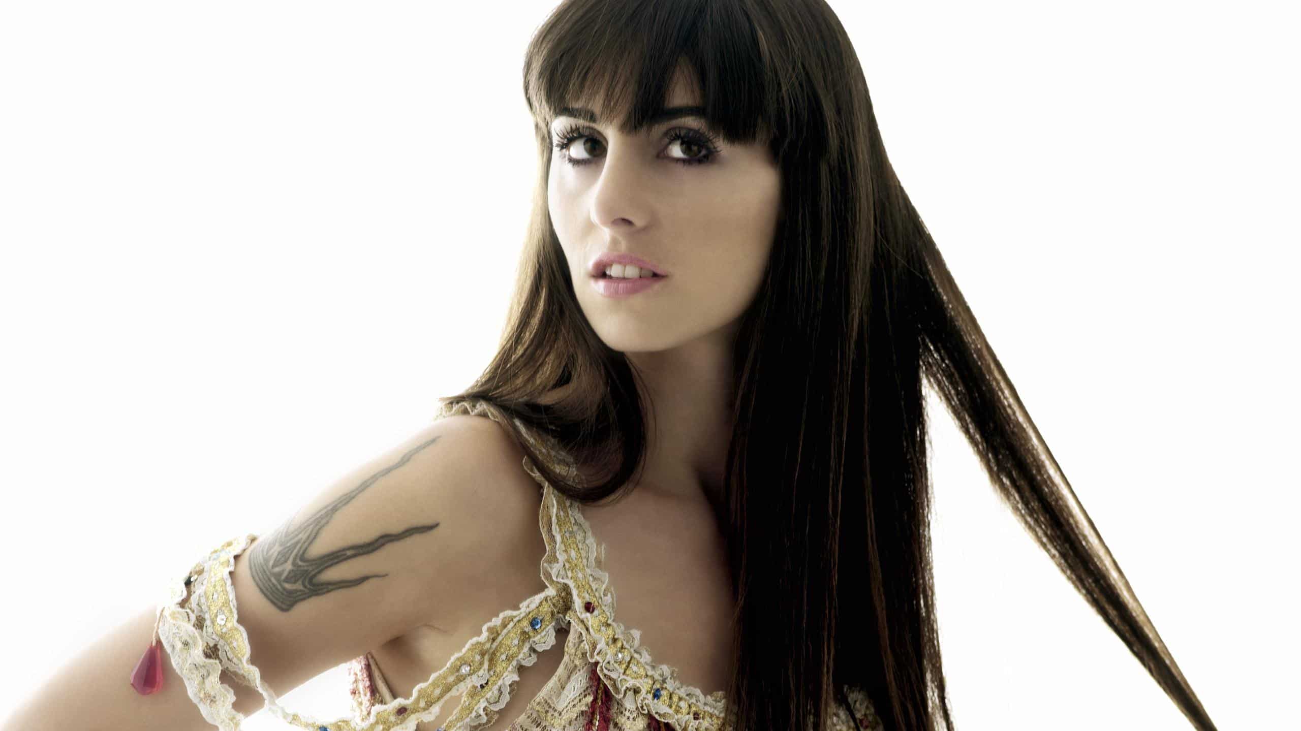 Mala Rodríguez: "Hace mucho tiempo no escucho un disco completo" - No me gusta politizar el contenido. Hay algo ahí que no huele bien. Un artista debe trabajar con lo que tiene en sus tripas. Si siente un profundo deseo por expresarse sobre una temática, que lo haga. A mí no me parece bonito. Lo respeto aunque siento que el compositor pierde su magia transformándose en un mero documentalista. 6d1d4260 e581 4e62 8bc0 4eed4fff27fd