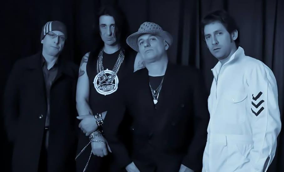 Submarino Pirata: "Somos una banda de hard rock genuinamente salvaje" - Veinticinco años juntos, veinte desde su primer disco ¿Cómo hace una banda, en un país como la Argentina, con lo que nos toca y nos ha tocado, para sostener un proyecto como el de Submarino Pirata? Para Norberto "El Pulpo" Zani - baterista y co-fundador de la agrupación junto al guitarrista, poeta y compositor Miguel Ángel Gigliello -, la banda se lo hace fácil: "Cuando existe algo como Submarino Pirata, es muy fácil", afirma, "es una pasión y un viaje sin fin. Tomamos lo que queremos con las manos y lo sostenemos con el corazón". En la mirada del bajista Fico Doni, sin embargo, la cosa es más complicada, "pero no imposible", se apresura a aclarar. Es que, para él, "las adversidades, sean asociadas a la realidad del país o a cosas personales, pueden ser bien llevadas cuando uno ama lo que hace. Hemos pasado por muchas tormentas, incluso hay dos integrantes fallecidos. Sin embargo, hemos sabido leer y aprender de los obstáculos y crisis". Ambos coinciden, entonces, en algo: la pasión, el amor por lo que se hace, es el hilo conductor fundamental. Eso los mantiene unidos y avanzando. 6d72ac4b 9604 47a9 b9ca 70dd7ca19c3c