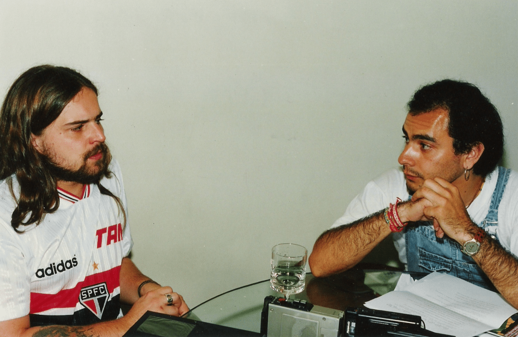 Ariel Osvaldo Torres: el argentino que escribió un libro sobre Sepultura - De adolescente, Ariel Osvaldo Torres ya era un apasionado de la música. Más específicamente del metal: entre sus pasatiempos estaba descubrir bandas, sonidos y sensaciones, como muchos entusiastas de su edad. Pero había un grupo al que se negaba: eran brasileros, y ese ya era un motivo suficiente como para no prestarles atención. "Sentía celos, no quería consumir nada de allá por un tema tonto, de competencia", explica hoy entre risas. La banda en cuestión era nada menos que Sepultura. 6f05e5bc 80ce 448d 85de 330d8fef35e4