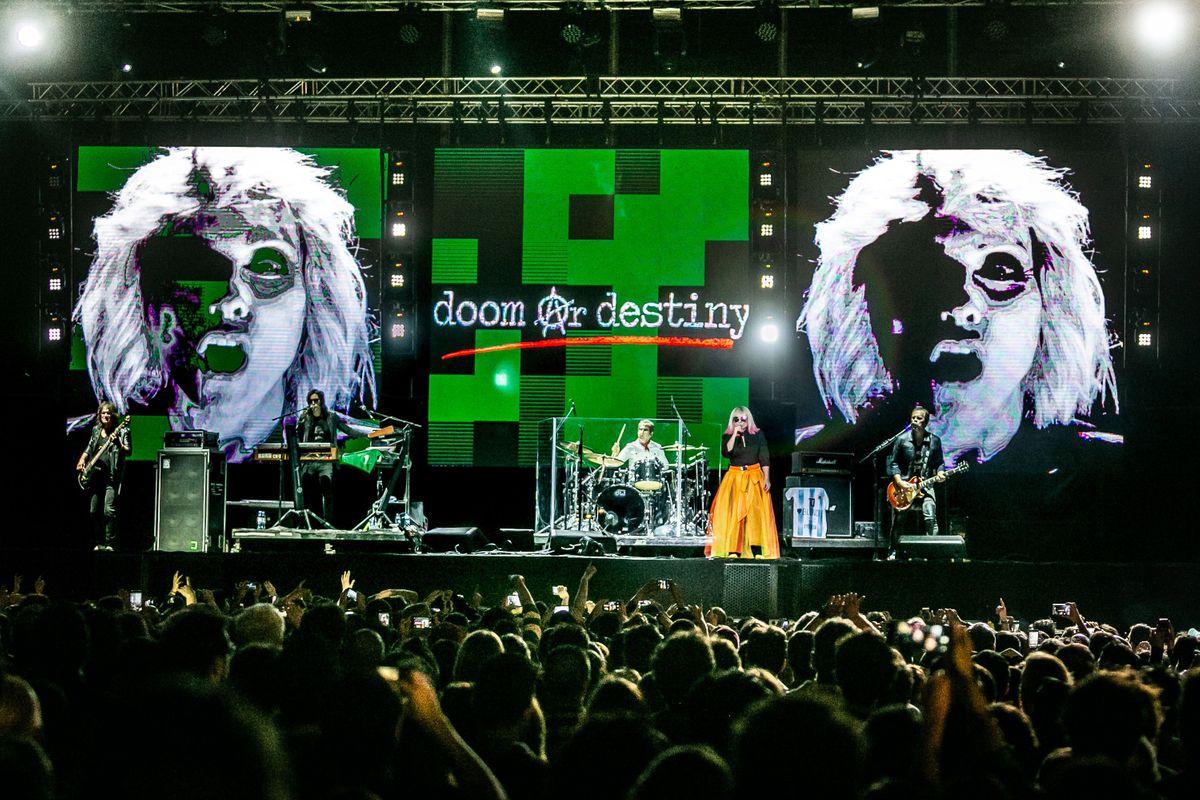 Blondie en Obras: corazón irrompible - Ahora bien: el grupo no lo aclara hasta el anteúltimo tema del concierto, y en todas las fotos de prensa figura el violero. Tampoco hubo un comunicado fehaciente de parte de Blondie, por lo que el gran porcentaje del público se entera cuando empieza a sonar "One way or another" -con un volumen bajísimo, que se nivela al cuarto tema- y ve que el único que está al frente es Tommy Kessler, parte de la banda desde 2010. 6f657358 0c2d 4775 bf9d 85a671cbded4