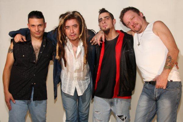 Rottten - ROBERT "El Polaco" ZELAZEK (Guitarras): Robert Zelazek cuenta con una extensísima trayectoria en la escena musical. Comenzó su carrera en Trixy Y Los Maniáticos, una de las primeras bandas under de los ‘80, en lo que fue el paso previo a integrar el mítico grupo Los Violadores, con quienes estuvo desde 1983 hasta 1996, editando una cantidad de discos hoy considerados como históricos o antológicos por la comunidad rockera, como "Y ahora qué pasa, eh?", "Uno, dos, ultravioladores", "Fuera de sektor" o "Mercado indio", con canciones que ya son himnos del rock y sitúan a la banda en un lugar de reconocimiento que muy pocos pueden tener, transformándose así en la banda referente del punk-rock sudamericano. En 1992, luego de la primera disolución de la banda (más tarde reunida), une fuerzas con Andrés Giménez, quienes junto al baterista Aníbal Aló forman Animal. En 1995 reúne a Los Violadores para, luego de un par de compilaciones, editar el álbum "Otra patada en los huevos" al año siguiente. En 1997 la banda se disuelve por segunda vez, y Robert, abandonando la música, se dedica al negocio de la producción televisiva. Después de más de 10 años de permanencia entre Londres, Madrid y Polonia decide empezar a demear canciones para un futuro proyecto, todavía sin una idea fija. Ahora como guitarrista, Robert trabajó incesantemente en la búsqueda de integrantes para lo que luego sería ROTTTEN, hasta que a principios de 2009 se alía con "El Chapu" Espíndola, hecho que marca el punto de partida para el armado de una banda estable y dispuesta a avanzar permanentemente para llevar al grupo a lo más alto del rock... Rottten