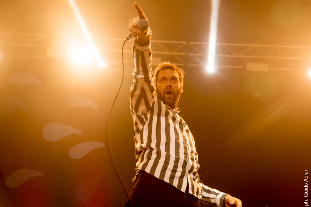 Kasabian en Obras: nada ni nadie los pudo parar - El error de Kasabian es no esperar a que el problema se solucione antes de seguir el show. En "You’re in love with a psycho" se nota la falta de la guitarra de Pizzorno, que se apega a cantar y deja su instrumento tirado a un costado. Mientras tanto, el plomo no da respiro y el cantante Tom Meighan se queja del sonido de los monitores. 71c94386 4896 43f2 9223 922303e6d770