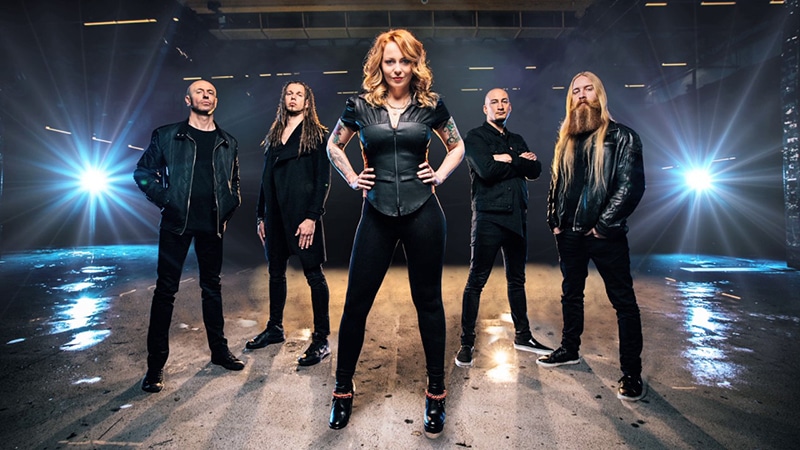 Anneke van Giersbergen: "¡Vamos a rockear hasta volarles las medias!" - Anneke van Giersbergen: Con Arjen creamos The Gentle Storm para hacer ese primer disco, tuvimos mucho éxito y estamos muy felices con eso. Formamos la banda y salimos de gira, y los miembros son más o menos los mismos que en VUUR. Podríamos hacer un segundo disco si encontramos el tiempo y la inspiración, pero, por el momento, estamos ambos muy enfocados en nuestros proyectos personales. 71f23738 27ee 4d79 a26d 654d509ef931