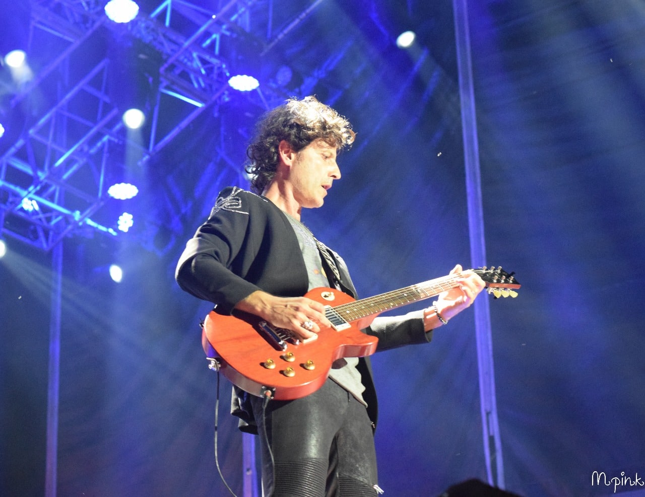 Baradero Rock 2018: lo clásico, lo nuevo y lo que vendrá - El Día 2 fue más fiestero ya con el Mono Fabio de Kapanga metiendo feats con casi todos los colegas, y hasta tocando con su hijo Tobías. Arrancó muy temprano a las 15 y piquito con Lo Funebrero de Rosario. Luego fue un desfile de la nueva escena: Bándalos Chinos y los platenses Rivales, uno de los tantos de la inagotable cantera de la ciudad de la diagonales que pasaron por el Baradero. 738dcba7 b1bd 4dfe 9e7c 65235aed18b4